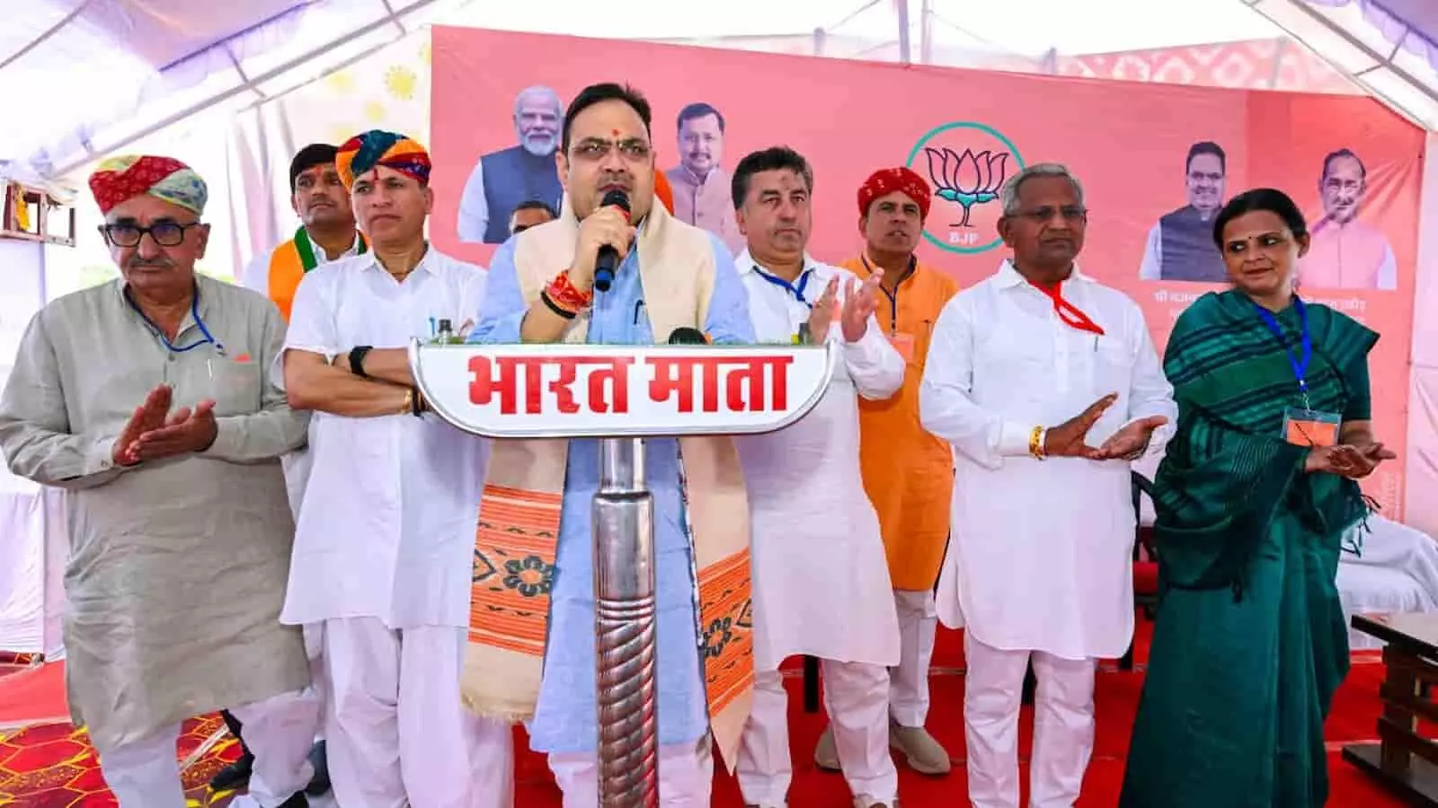 तस्वीर में मुख्यमंत्री भजनलाल शर्मा हाथ में माइक लेकर मंच से बीजेपी नेताओं की मौजूदगी में कार्यकर्ताओं को संबोधित कर रहे हैं। तस्वीर में मुख्यमंत्री भजनलाल शर्मा हाथ में माइक लेकर मंच से बीजेपी नेताओं की मौजूदगी में कार्यकर्ताओं को संबोधित कर रहे हैं।