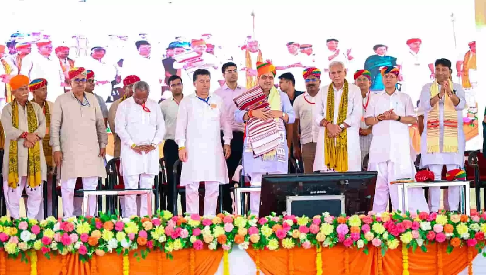 तस्वीर में दिख रही बाड़मेर की जनसभा में मंच पर मुख्यमंत्री भजनलाल शर्मा स्वागत स्वीकार करते हुए। तस्वीर में दिख रही बाड़मेर की जनसभा में मंच पर मुख्यमंत्री भजनलाल शर्मा स्वागत स्वीकार करते हुए।