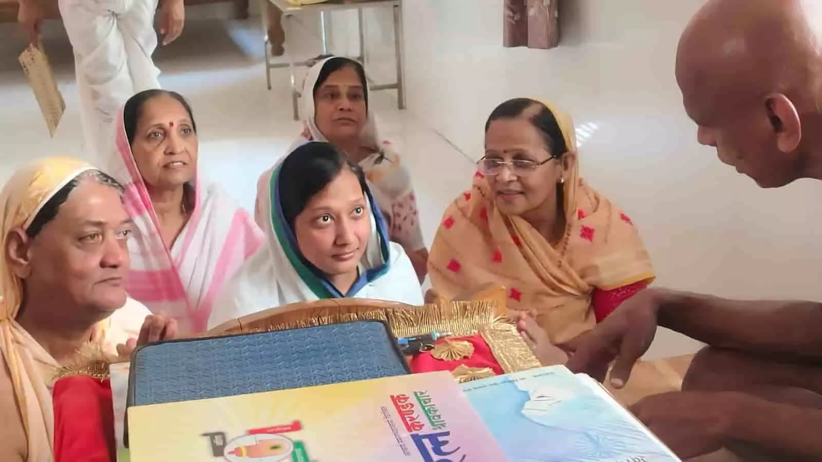 कोटा के दादाबाड़ी नसियां जी में मुनि श्री योगसागर जी महाराज के समक्ष बैठे श्रद्धालु। कोटा के दादाबाड़ी नसियां जी में मुनि श्री योगसागर जी महाराज के समक्ष बैठे श्रद्धालु।