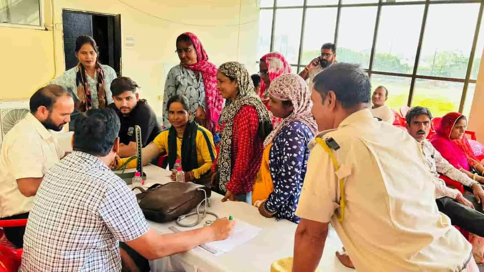 तस्वीर में कोटा के स्वास्थ्य जांच शिविर में अधिकारियों और कर्मचारियों की जांच की जा रही है। तस्वीर में कोटा के स्वास्थ्य जांच शिविर में अधिकारियों और कर्मचारियों की जांच की जा रही है।