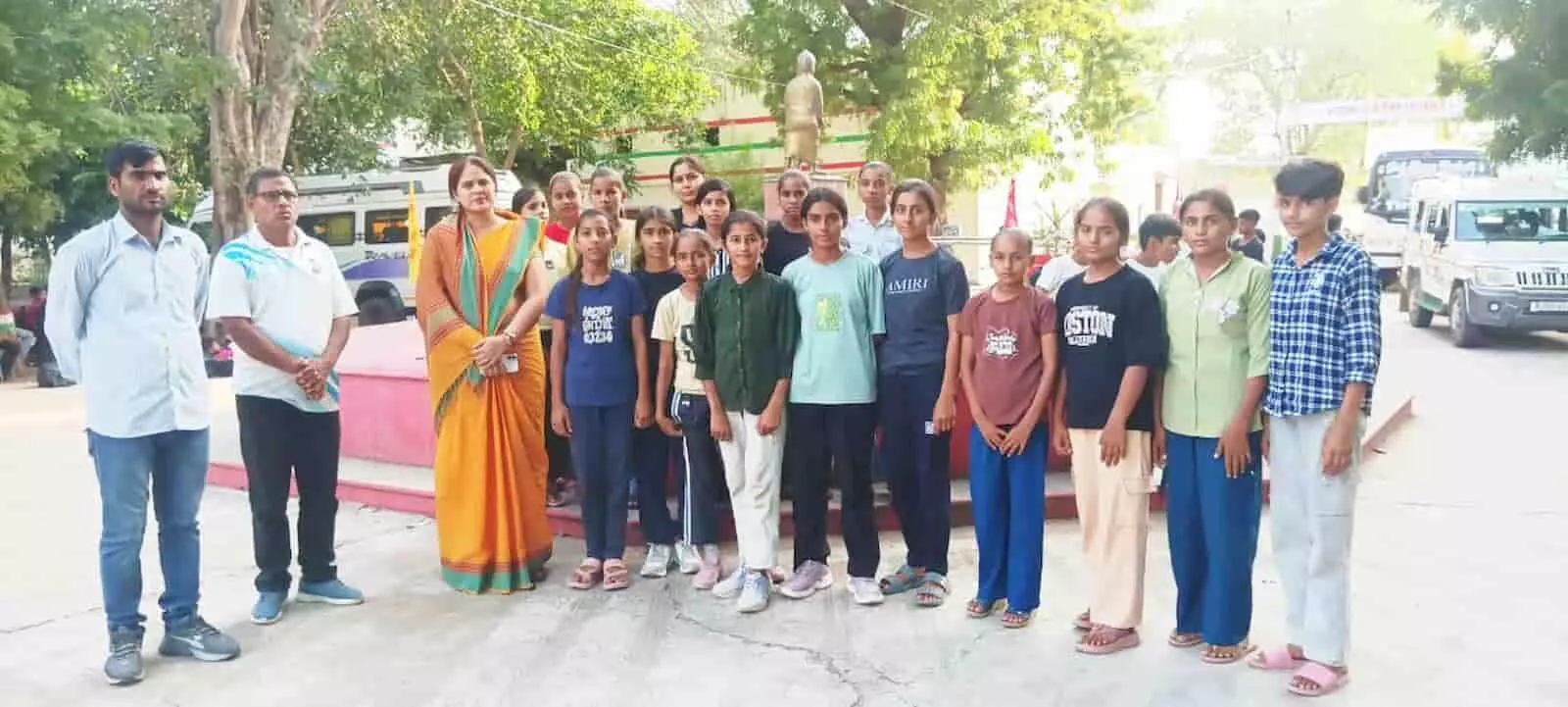 तस्वीर में बाएं से दाएं प्रधानाचार्य, शिक्षक और छात्रा कबड्डी खिलाड़ी परिसर में खड़े हैं। तस्वीर में बाएं से दाएं प्रधानाचार्य, शिक्षक और छात्रा कबड्डी खिलाड़ी परिसर में खड़े हैं।