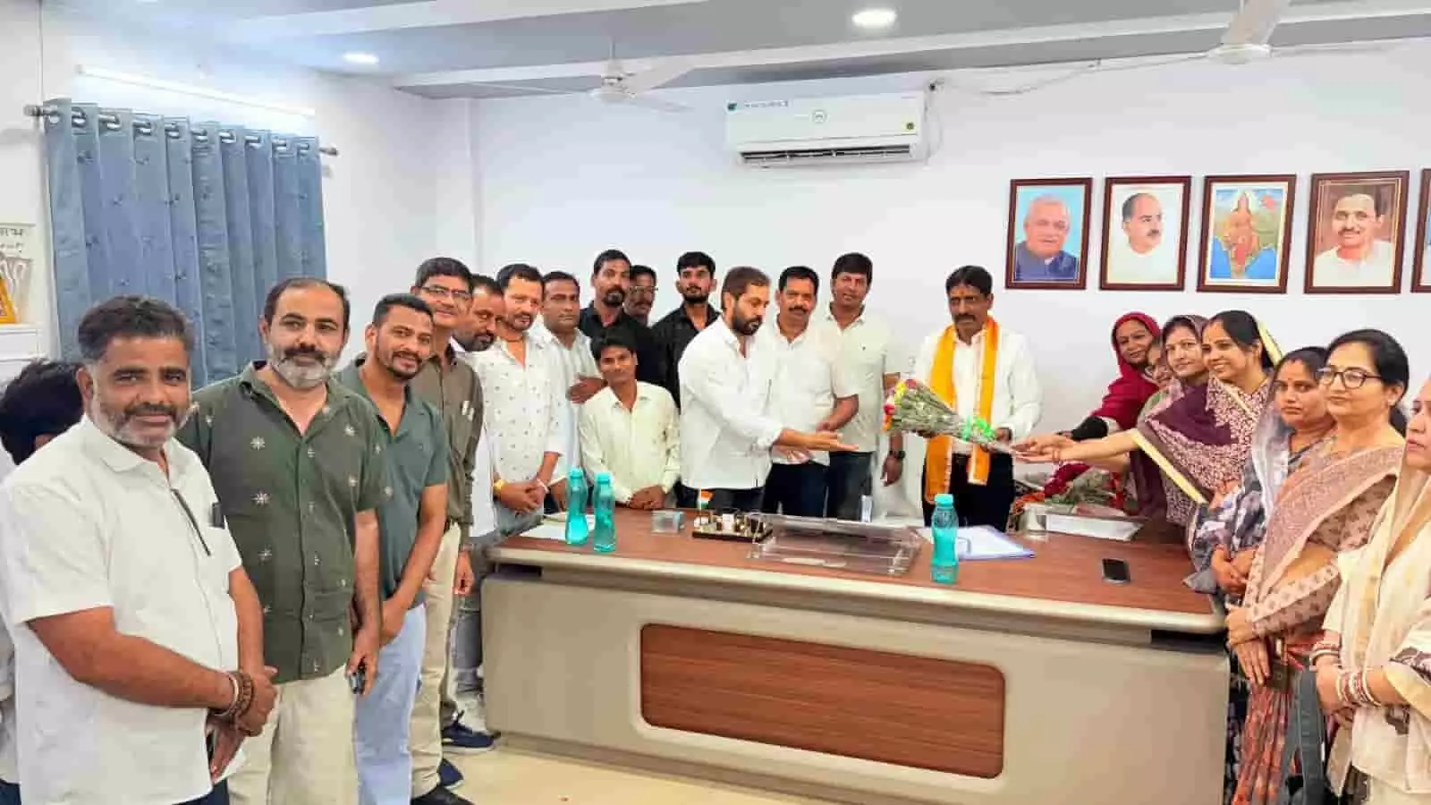 तस्वीर में चित्तौड़गढ़ नगर परिषद कार्यालय के अंदर जनप्रतिनिधि अधिकारियों को ज्ञापन सौंपते हुए दिखाई दे रहे हैं। तस्वीर में चित्तौड़गढ़ नगर परिषद कार्यालय के अंदर जनप्रतिनिधि अधिकारियों को ज्ञापन सौंपते हुए दिखाई दे रहे हैं।