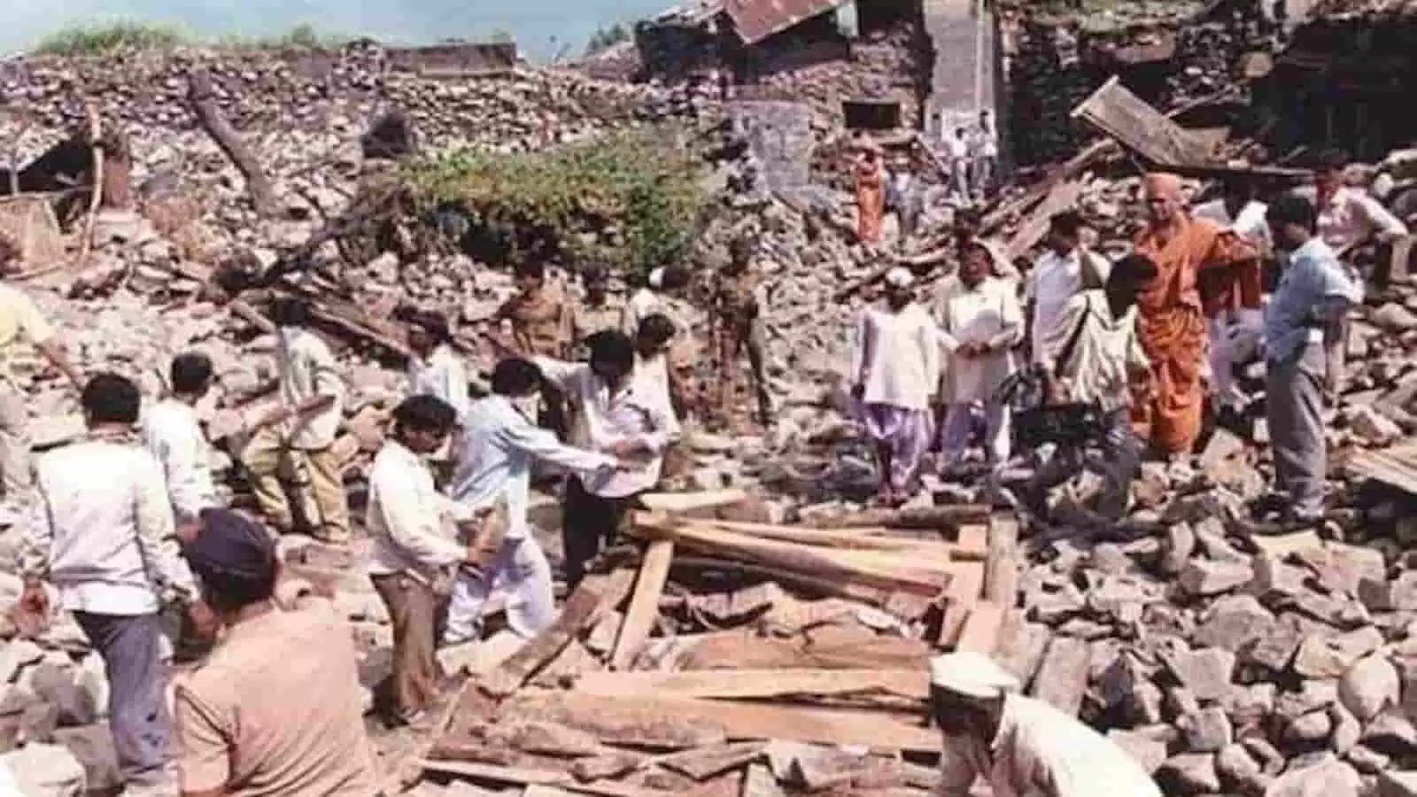 तस्वीर में किल्लारी में भूकंप के मलबे के बीच राहत और बचाव कार्य करते हुए लोग दिखाई दे रहे हैं। तस्वीर में किल्लारी में भूकंप के मलबे के बीच राहत और बचाव कार्य करते हुए लोग दिखाई दे रहे हैं।