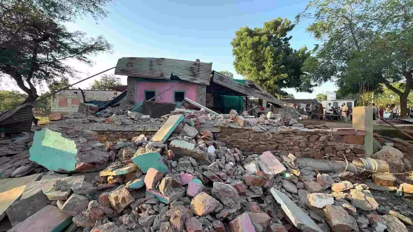 तस्वीर में छोटीसादड़ी में अवैध अतिक्रमण के तहत तोड़ा गया मकान और मलबे का ढेर दिख रहा है। तस्वीर में छोटीसादड़ी में अवैध अतिक्रमण के तहत तोड़ा गया मकान और मलबे का ढेर दिख रहा है।