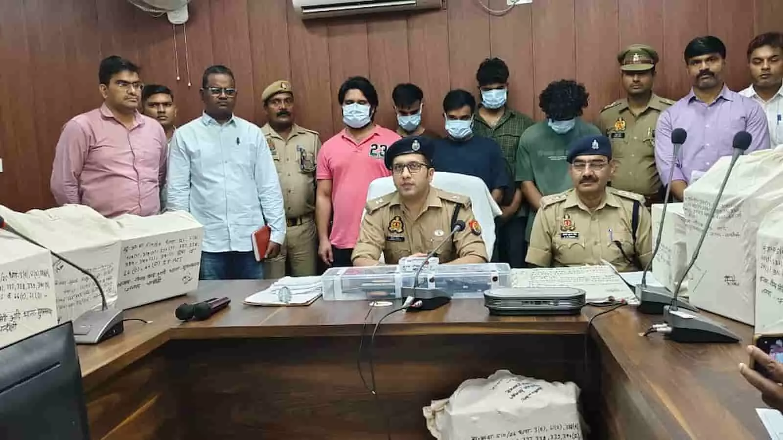 तस्वीर में चंदौली के मुगलसराय में पुलिस अधिकारी प्रेस कॉन्फ्रेंस करते हुए दिखाई दे रहे हैं। तस्वीर में चंदौली के मुगलसराय में पुलिस अधिकारी प्रेस कॉन्फ्रेंस करते हुए दिखाई दे रहे हैं।
