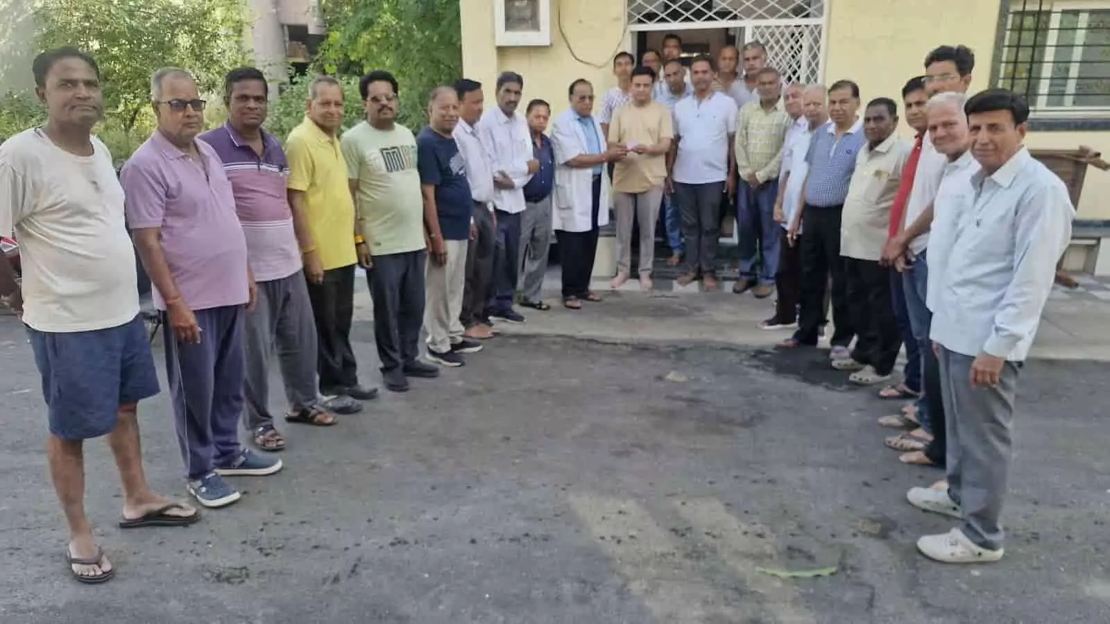 तस्वीर में दिख रही एक इमारत के बाहर लॉयंस क्लब के सदस्य और ग्रामीण एकत्र होकर खड़े हैं। तस्वीर में दिख रही एक इमारत के बाहर लॉयंस क्लब के सदस्य और ग्रामीण एकत्र होकर खड़े हैं।