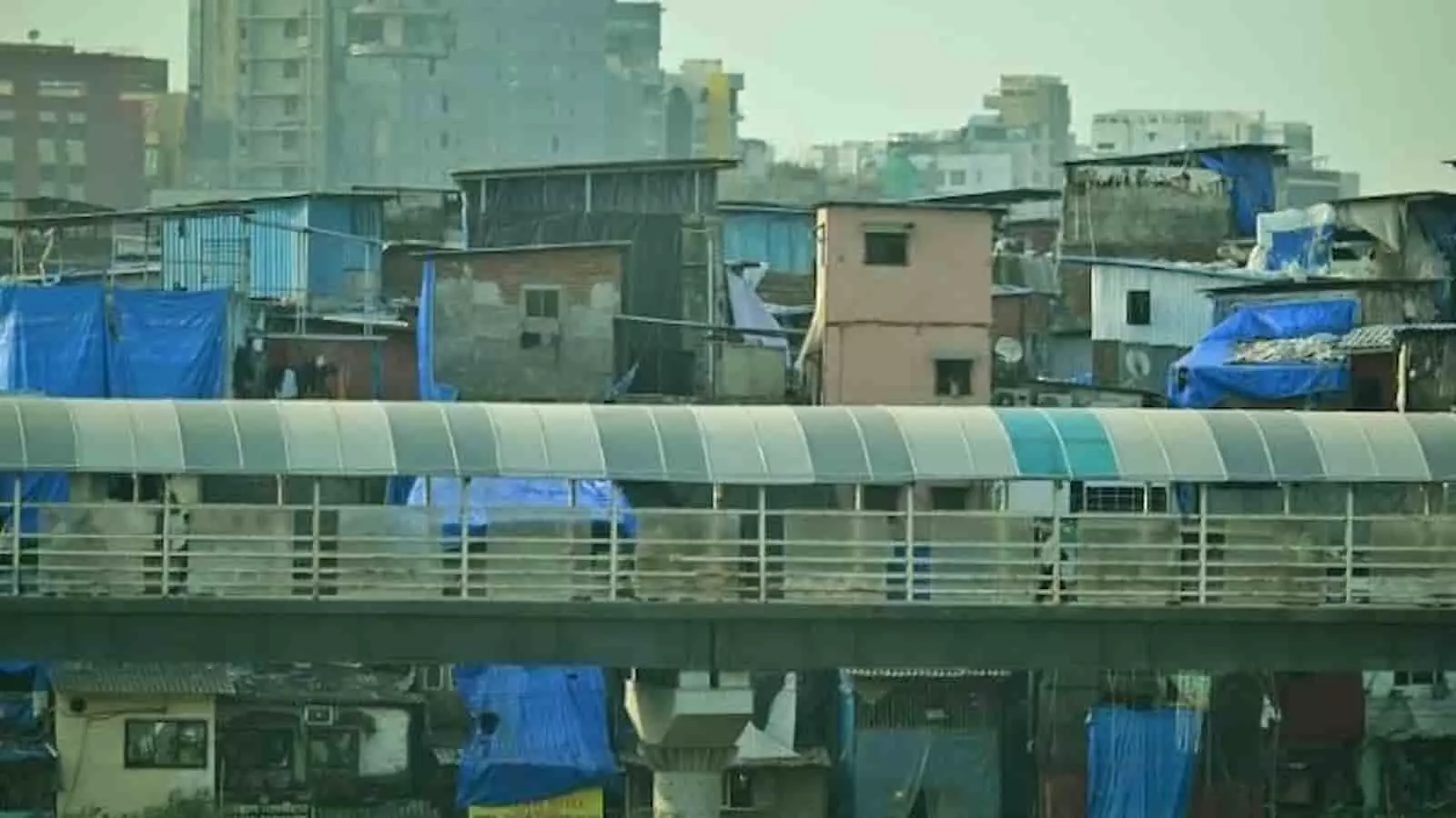 तस्वीर में मुंबई के एक क्षेत्र में स्थित घनी झोपड़पट्टियां और उनके ऊपर बने बहुमंजिला अवैध निर्माण दिखाई दे रहे हैं। तस्वीर में मुंबई के एक क्षेत्र में स्थित घनी झोपड़पट्टियां और उनके ऊपर बने बहुमंजिला अवैध निर्माण दिखाई दे रहे हैं।