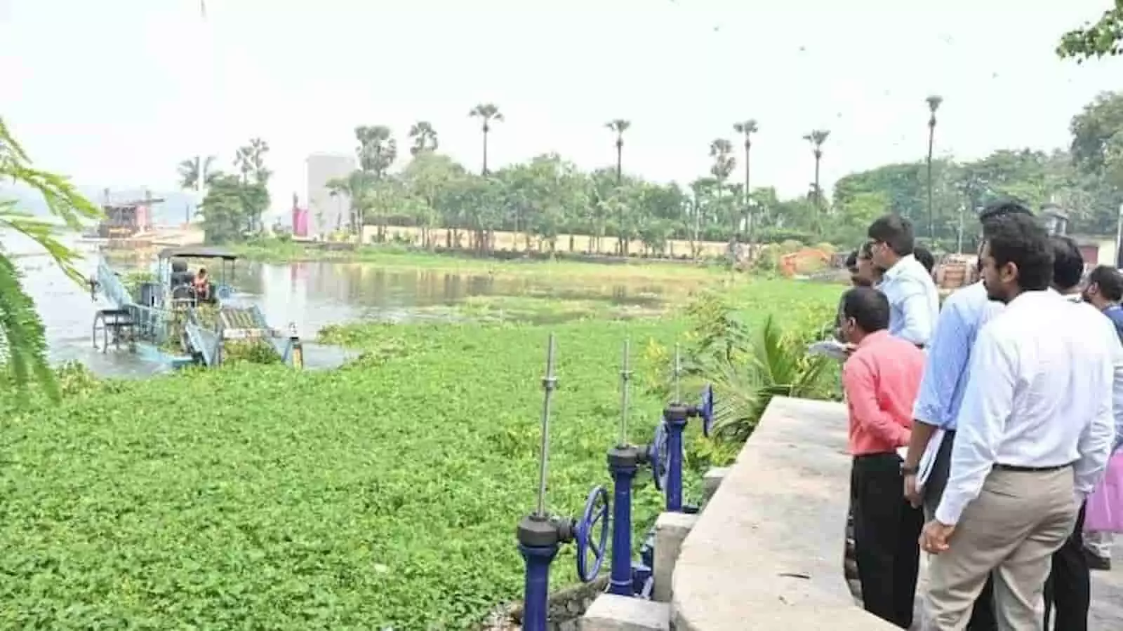 तस्वीर में अधिकारी पवई झील के पास खड़े होकर निरीक्षण कर रहे हैं। तस्वीर में अधिकारी पवई झील के पास खड़े होकर निरीक्षण कर रहे हैं।