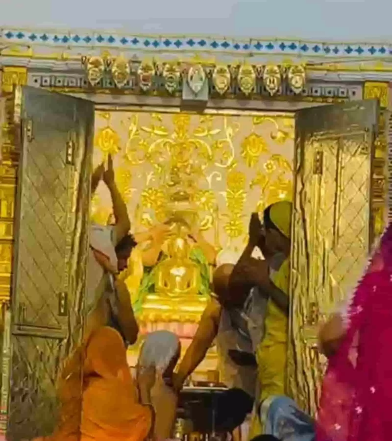 तस्वीर में दिख रही जैन मंदिर की वेदी के समक्ष खड़े श्रद्धालु भगवान की प्रतिमा पर जल अर्पित कर रहे हैं। तस्वीर में दिख रही जैन मंदिर की वेदी के समक्ष खड़े श्रद्धालु भगवान की प्रतिमा पर जल अर्पित कर रहे हैं।