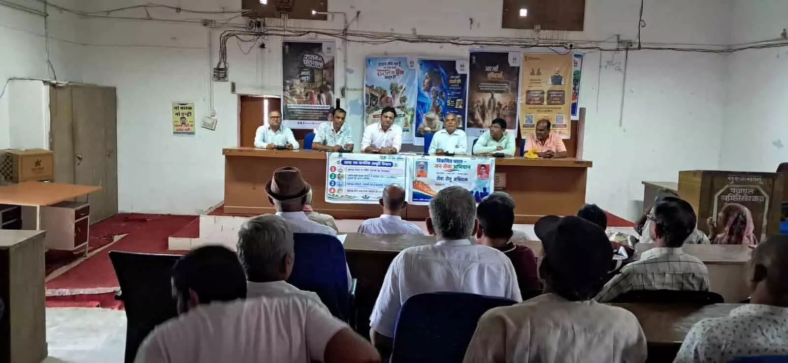 तस्वीर में खैरवाड़ा पंचायत समिति हॉल में मंच पर बैठे अधिकारी और सामने बैठे लोग दिख रहे हैं। तस्वीर में खैरवाड़ा पंचायत समिति हॉल में मंच पर बैठे अधिकारी और सामने बैठे लोग दिख रहे हैं।