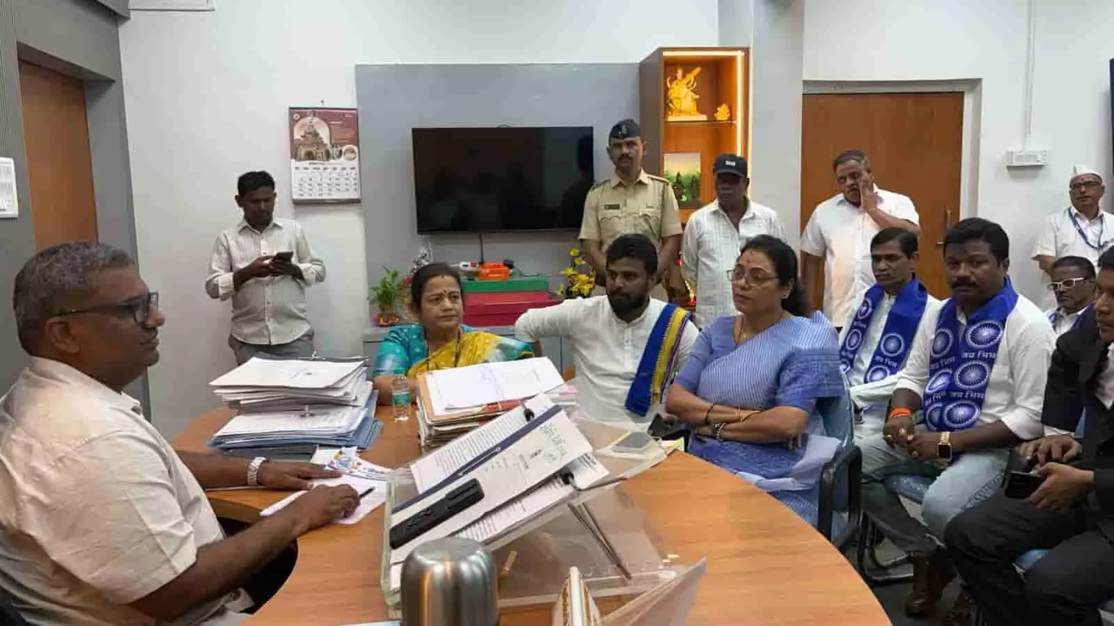 तस्वीर में बीएमसी कार्यालय के भीतर अधिकारियों से बातचीत करते हुए प्रतिनिधिमंडल के सदस्य नजर आ रहे हैं। तस्वीर में बीएमसी कार्यालय के भीतर अधिकारियों से बातचीत करते हुए प्रतिनिधिमंडल के सदस्य नजर आ रहे हैं।