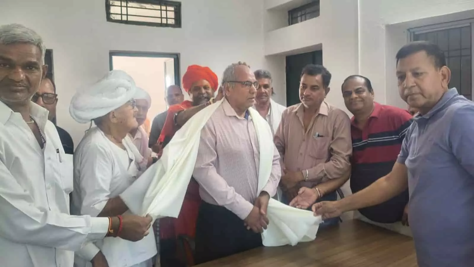 तस्वीर में श्री नवल श्याम कृष्ण गौशाला में शिक्षाविद देवीलाल रजक का स्वागत करते लोग। तस्वीर में श्री नवल श्याम कृष्ण गौशाला में शिक्षाविद देवीलाल रजक का स्वागत करते लोग।
