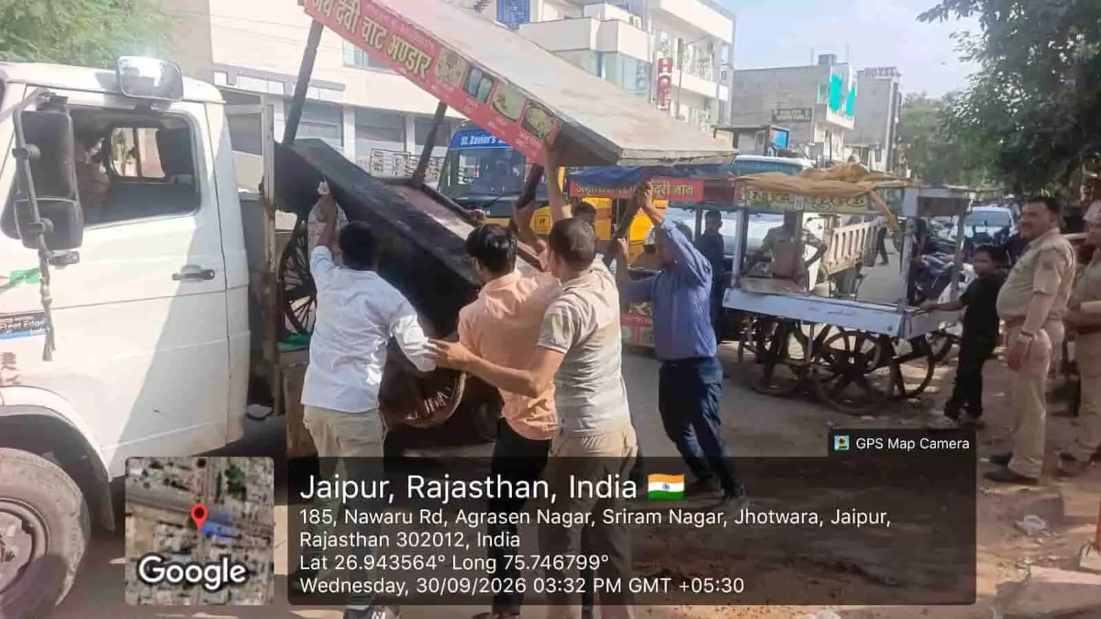 तस्वीर में निगम कर्मी जयपुर में सड़क किनारे से अस्थाई अतिक्रमण हटाते हुए नजर आ रहे हैं. तस्वीर में निगम कर्मी जयपुर में सड़क किनारे से अस्थाई अतिक्रमण हटाते हुए नजर आ रहे हैं.