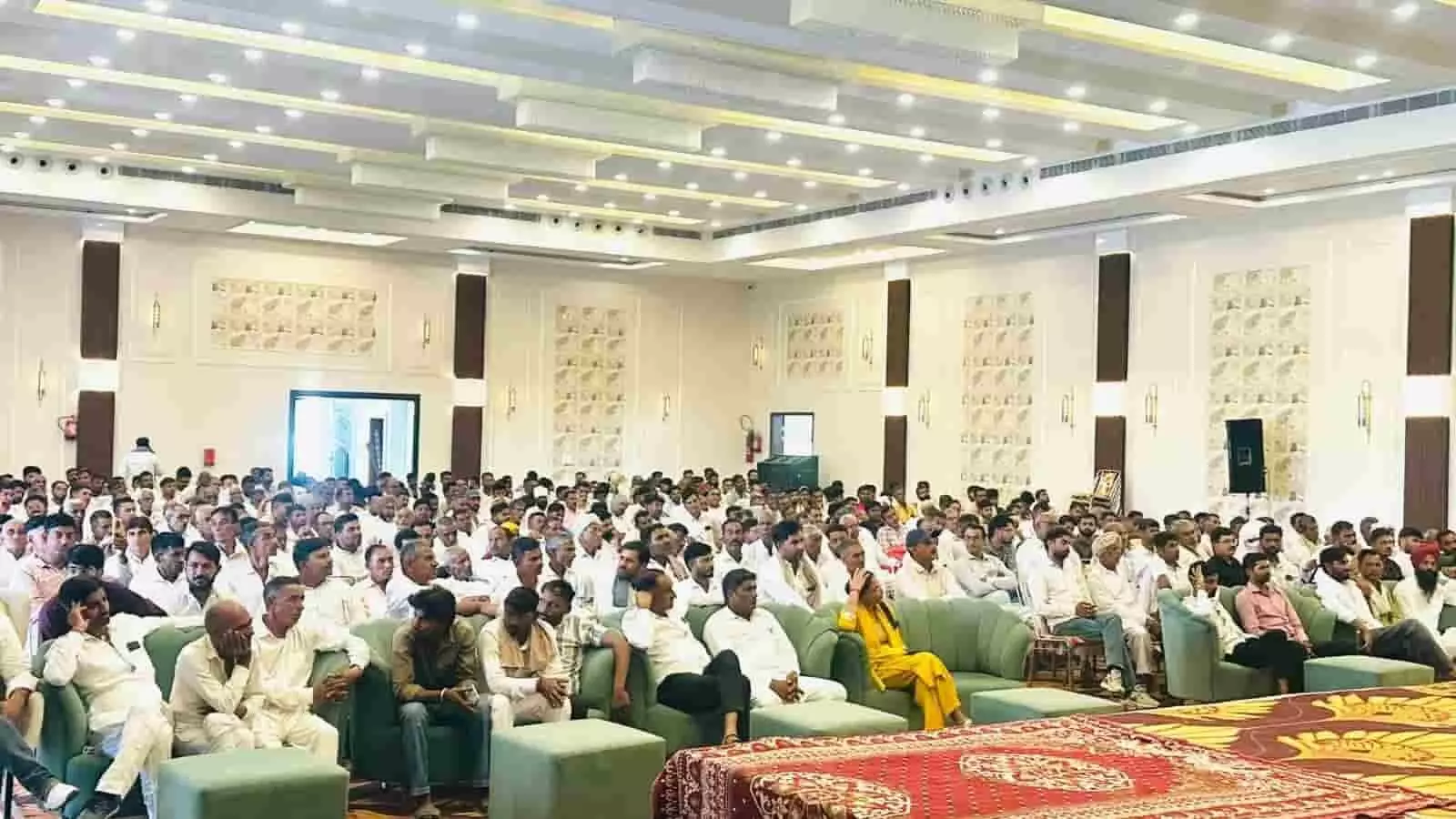 नोहर में आयोजित कार्यकर्ता सम्मेलन में कुर्सियों पर बैठे हुए माकपा के कार्यकर्ता और पदाधिकारी. नोहर में आयोजित कार्यकर्ता सम्मेलन में कुर्सियों पर बैठे हुए माकपा के कार्यकर्ता और पदाधिकारी.