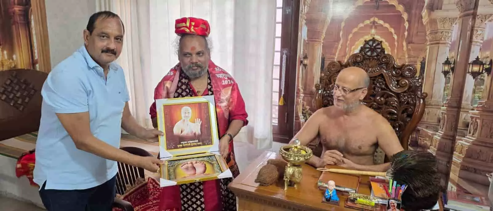 तस्वीर में बाएं से प्रवीण चौधरी, महामंडलेश्वर बाबूगिरी महाराज और आचार्य पुलकसागर महाराज भीलवाड़ा में चर्चा करते हुए। तस्वीर में बाएं से प्रवीण चौधरी, महामंडलेश्वर बाबूगिरी महाराज और आचार्य पुलकसागर महाराज भीलवाड़ा में चर्चा करते हुए।