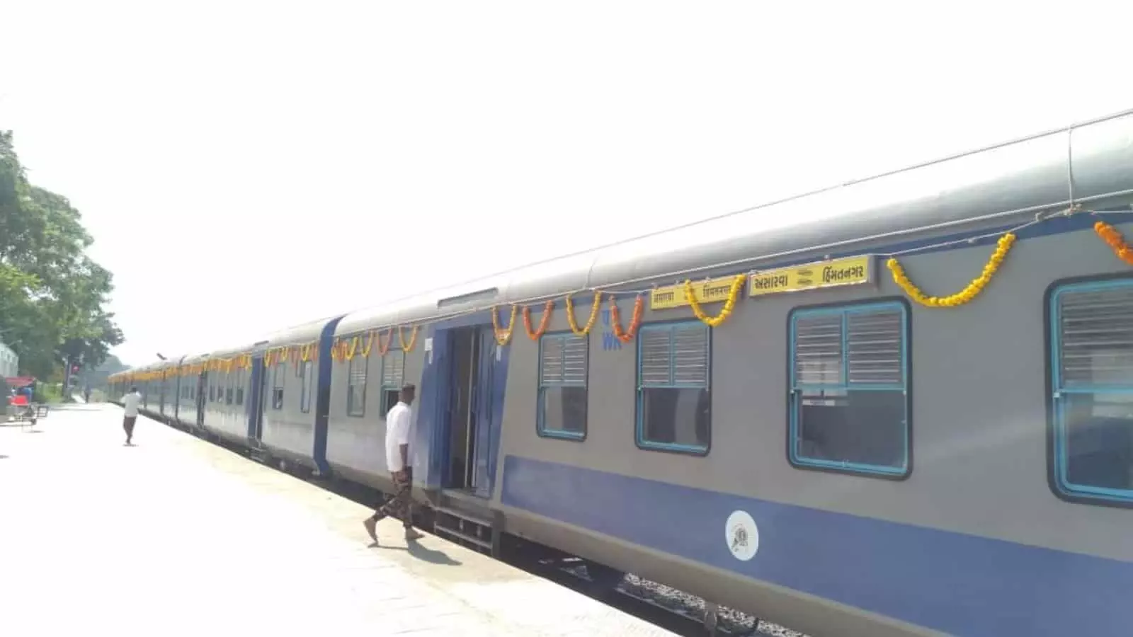तस्वीर में असरवा-हिम्मतनगर मेमू ट्रेन स्टेशन के प्लेटफॉर्म पर खड़ी नजर आ रही है। तस्वीर में असरवा-हिम्मतनगर मेमू ट्रेन स्टेशन के प्लेटफॉर्म पर खड़ी नजर आ रही है।