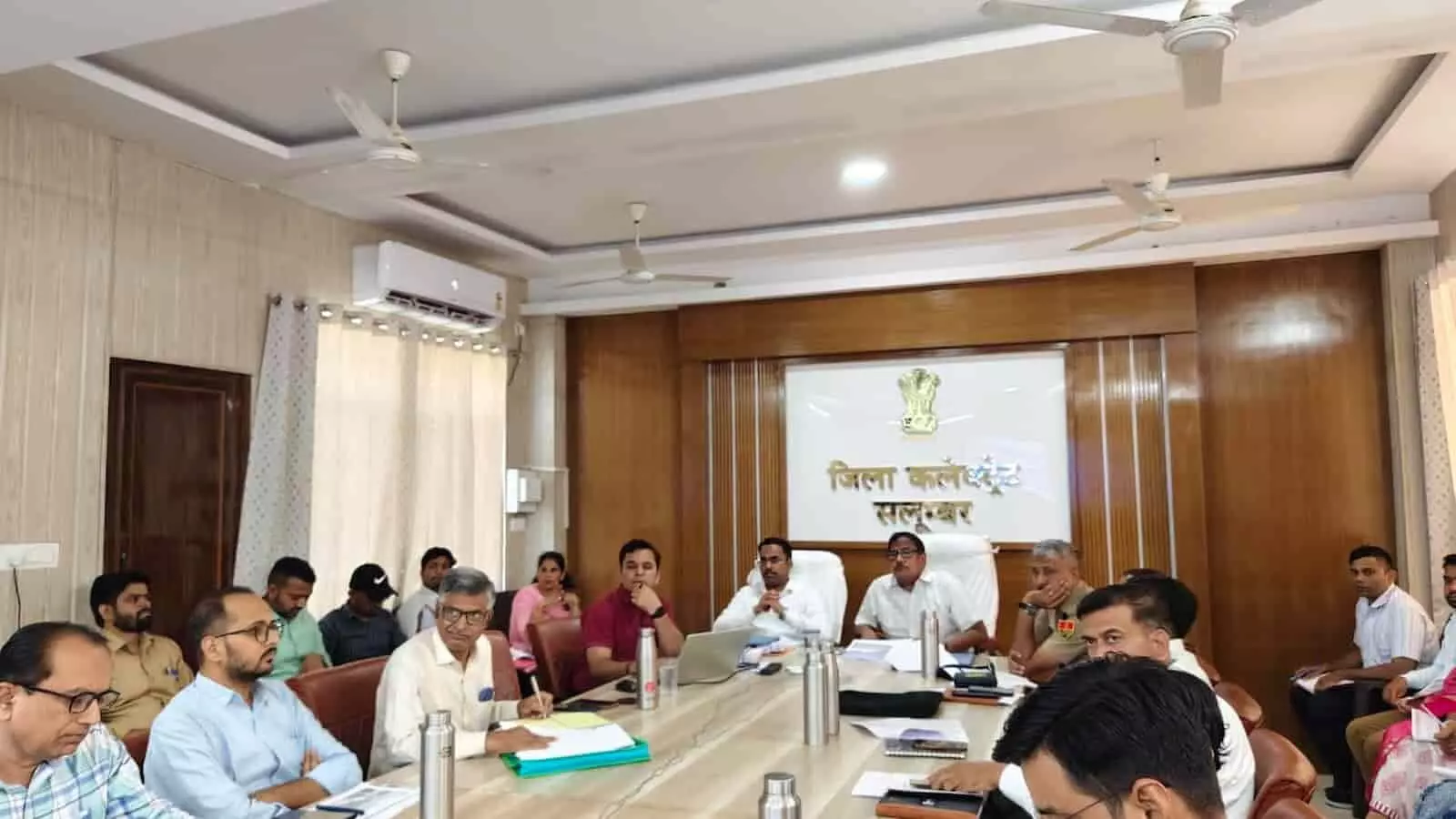 तस्वीर में दिख रही बैठक में संभागीय आयुक्त खजान सिंह अधिकारियों के साथ चर्चा कर रहे हैं। तस्वीर में दिख रही बैठक में संभागीय आयुक्त खजान सिंह अधिकारियों के साथ चर्चा कर रहे हैं।