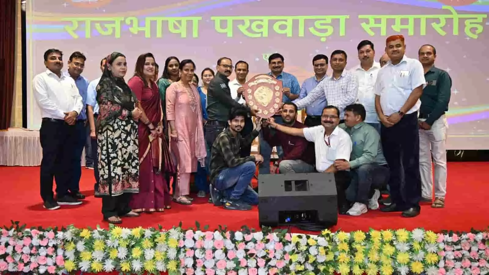 मंच पर मौजूद उत्तर मध्य रेलवे के अधिकारी और कर्मचारी संयुक्त रूप से पुरस्कार शील्ड पकड़े हुए हैं। मंच पर मौजूद उत्तर मध्य रेलवे के अधिकारी और कर्मचारी संयुक्त रूप से पुरस्कार शील्ड पकड़े हुए हैं।