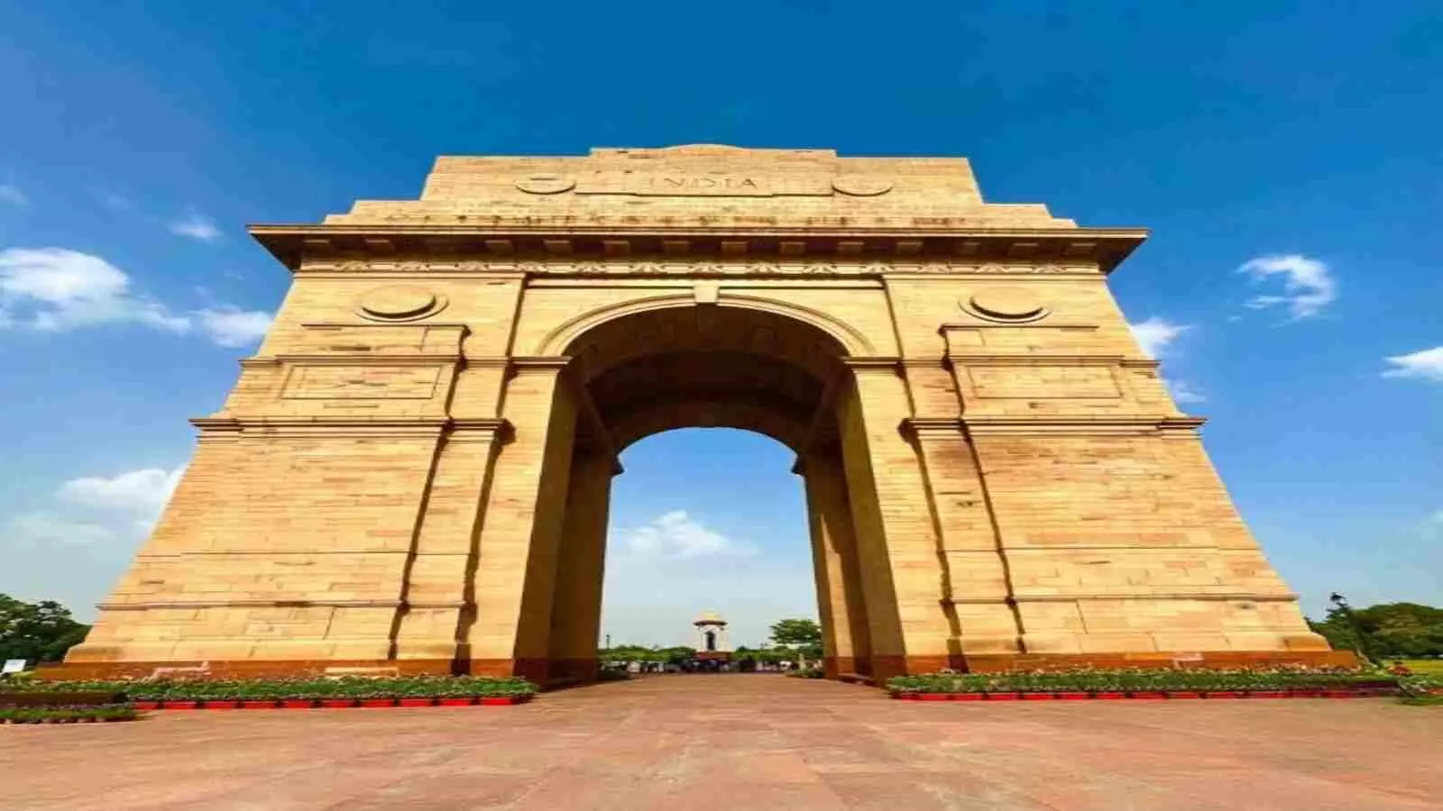 राष्ट्रीय राजधानी दिल्ली में बारिश थमने के बाद साफ आसमान के नीचे इंडिया गेट का विहंगम दृश्य। राष्ट्रीय राजधानी दिल्ली में बारिश थमने के बाद साफ आसमान के नीचे इंडिया गेट का विहंगम दृश्य।