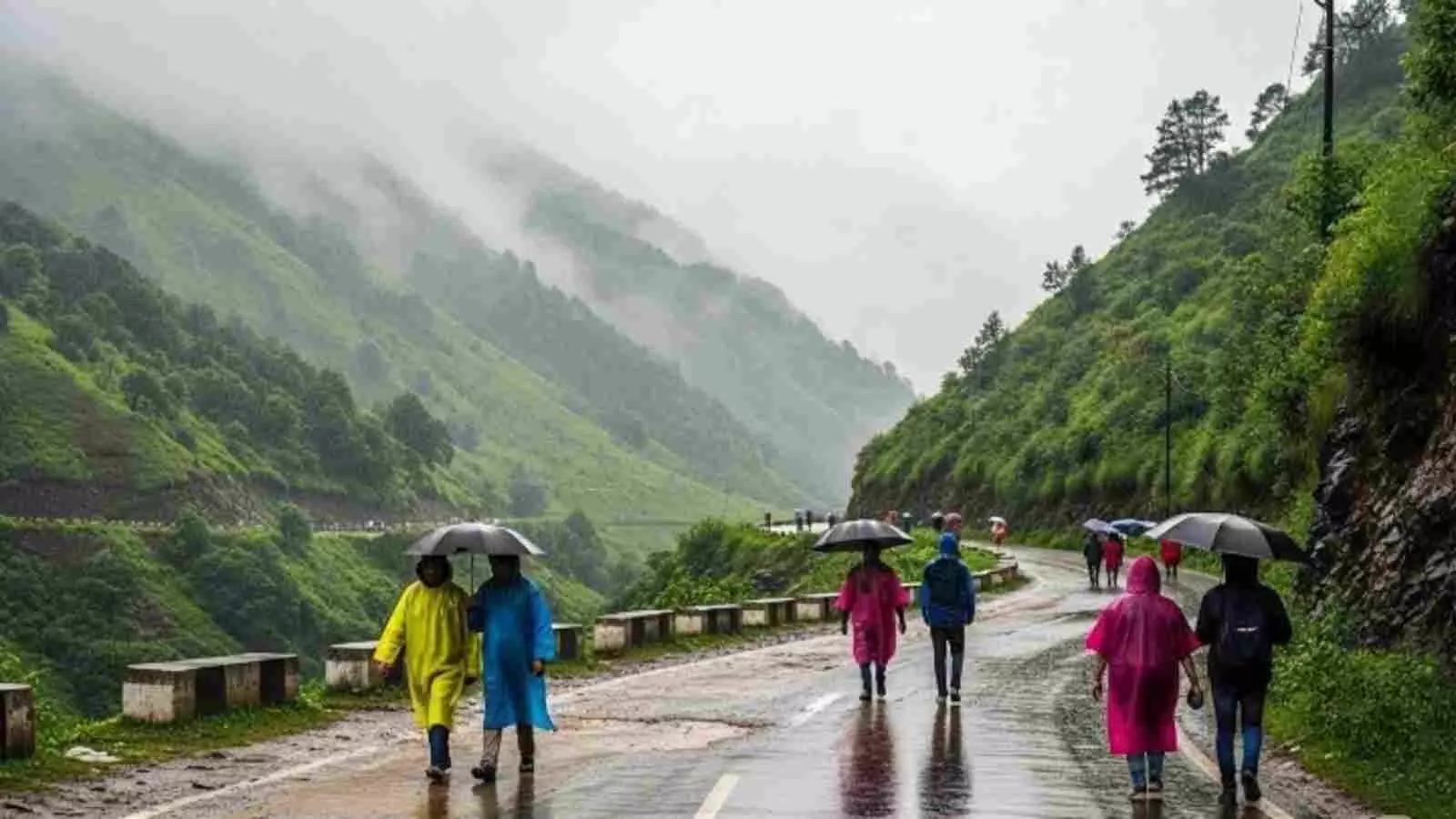 उत्तराखंड की पहाड़ी सड़क पर छाता और रेनकोट पहनकर चलते लोग। उत्तराखंड की पहाड़ी सड़क पर छाता और रेनकोट पहनकर चलते लोग।