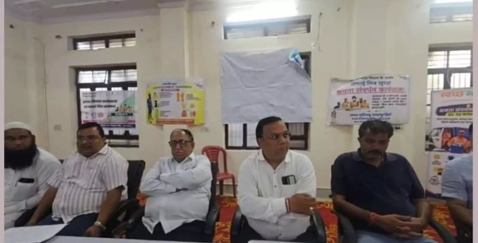 तस्वीर में गंगापुर सिटी नगर परिषद के हॉल में मेज के पीछे बैठे हुए कई जनप्रतिनिधि और नगर परिषद अधिकारी दिख रहे हैं। तस्वीर में गंगापुर सिटी नगर परिषद के हॉल में मेज के पीछे बैठे हुए कई जनप्रतिनिधि और नगर परिषद अधिकारी दिख रहे हैं।