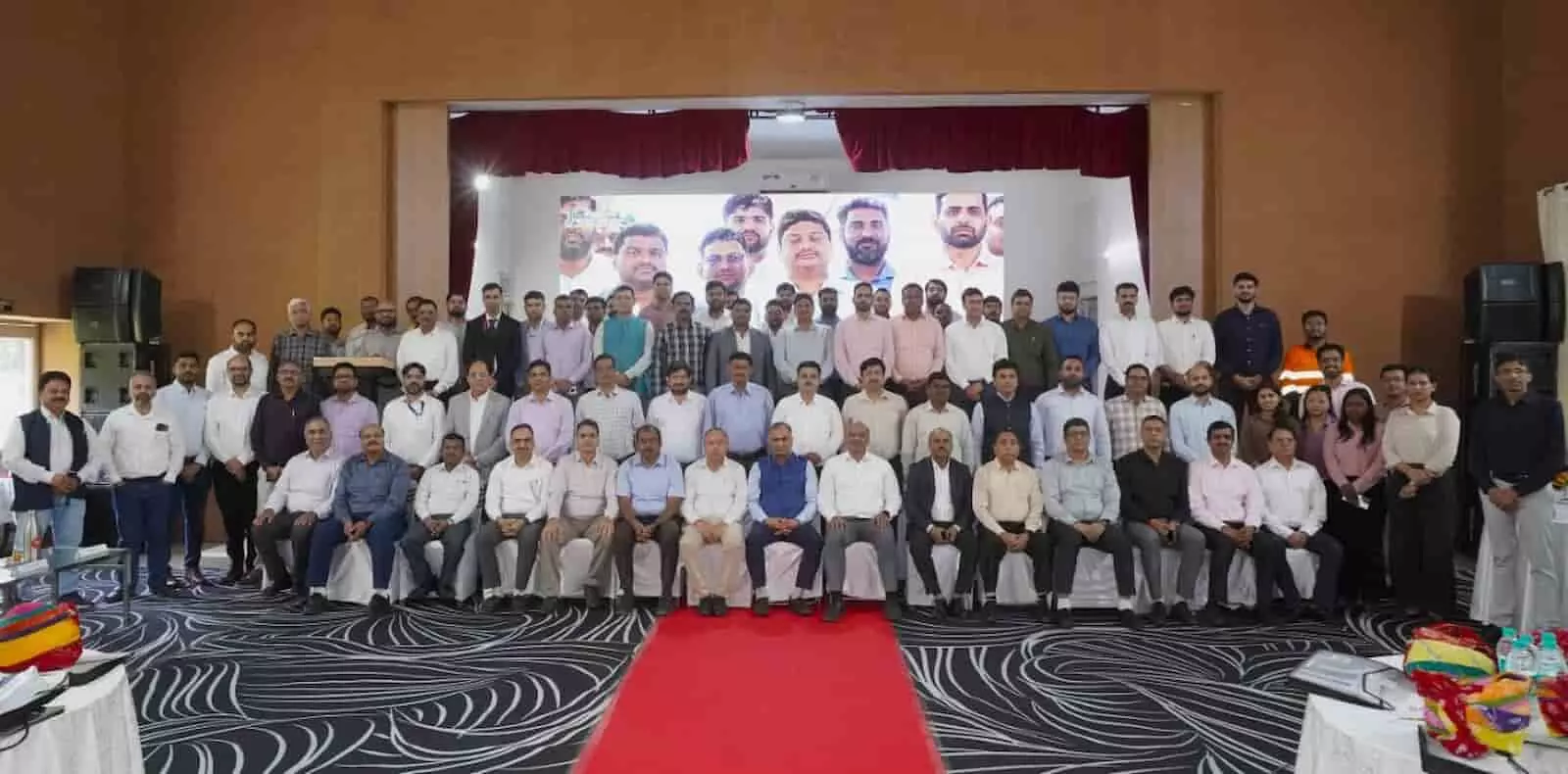 तस्वीर में दिख रही सभागार की इस ग्रुप फोटो में अधिकारी और खनन विशेषज्ञ साथ मौजूद हैं। तस्वीर में दिख रही सभागार की इस ग्रुप फोटो में अधिकारी और खनन विशेषज्ञ साथ मौजूद हैं।
