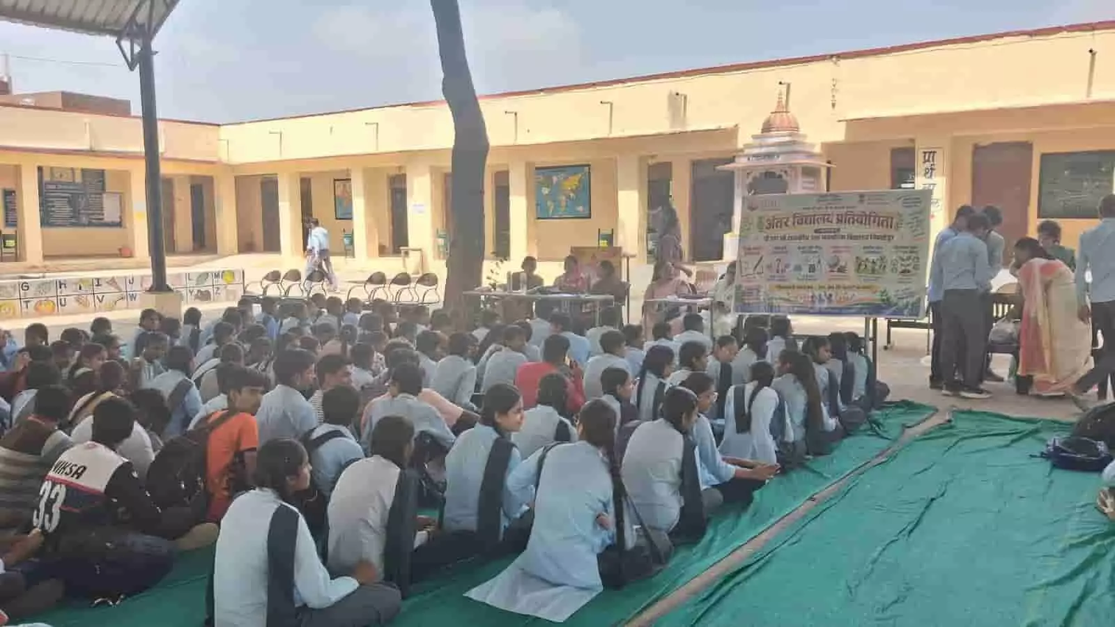 निंबाहेड़ा के विद्यालय परिसर में अंतर विद्यालयी प्रतियोगिता के दौरान बैठे छात्र-छात्राएं। निंबाहेड़ा के विद्यालय परिसर में अंतर विद्यालयी प्रतियोगिता के दौरान बैठे छात्र-छात्राएं।