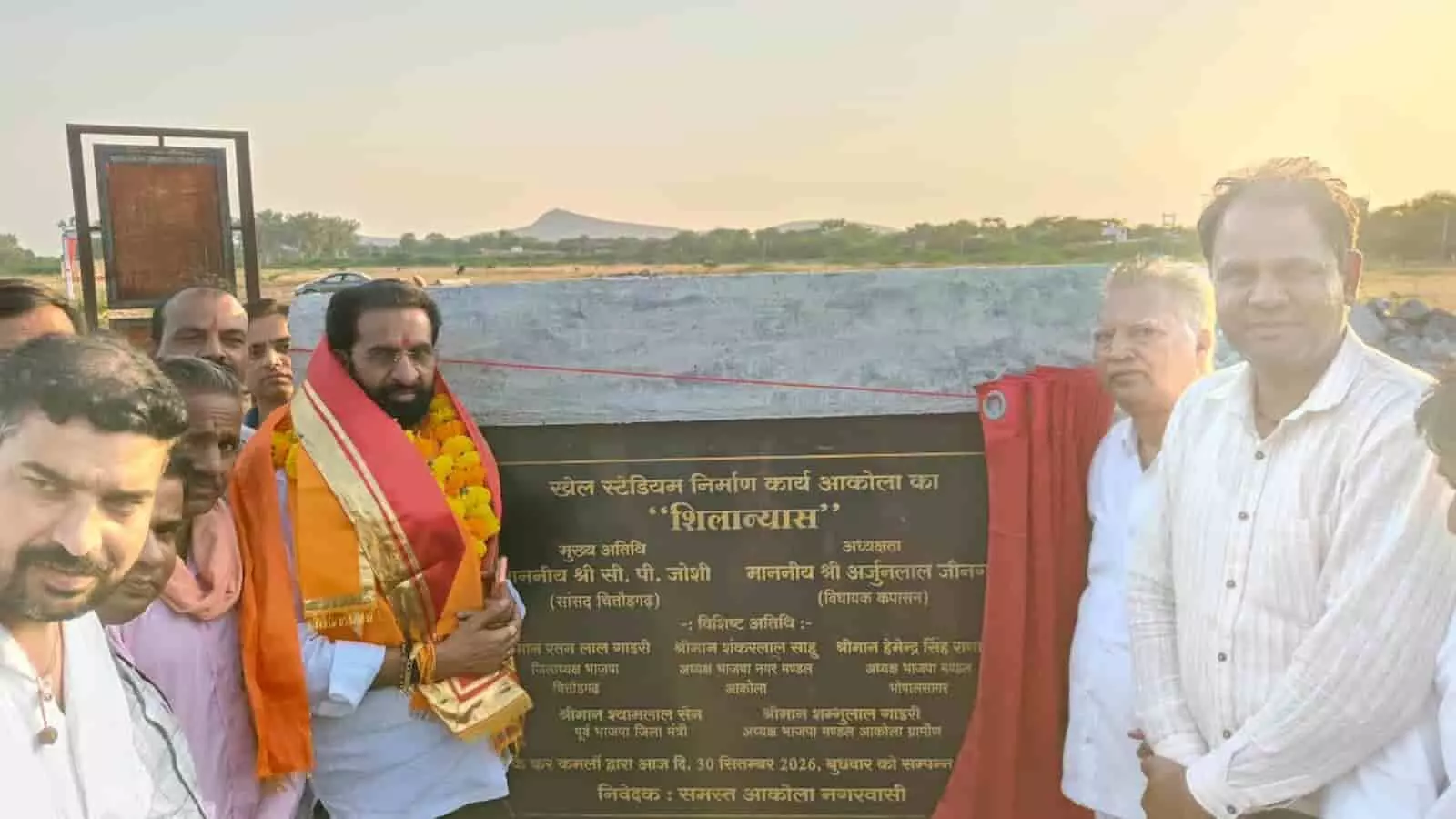 तस्वीर में विधायक अर्जुन लाल जीनगर और अन्य लोग आकोला में शिलान्यास पट्टिका के पास खड़े दिख रहे हैं। तस्वीर में विधायक अर्जुन लाल जीनगर और अन्य लोग आकोला में शिलान्यास पट्टिका के पास खड़े दिख रहे हैं।