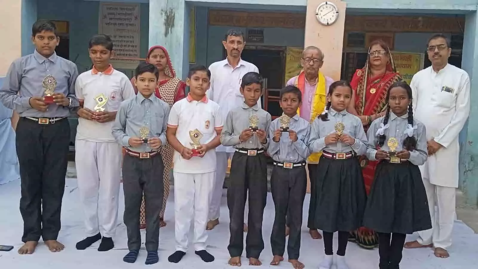 तस्वीर में डीग के विज्ञान मेले में सम्मानित होने वाले विजेता विद्यार्थी और शिक्षक नजर आ रहे हैं. तस्वीर में डीग के विज्ञान मेले में सम्मानित होने वाले विजेता विद्यार्थी और शिक्षक नजर आ रहे हैं.
