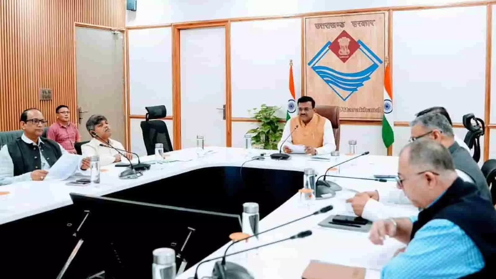 तस्वीर में सचिवालय के सभागार में अधिकारियों के साथ बैठक करते मुख्य सचिव आनन्द बर्द्धन दिख रहे हैं। तस्वीर में सचिवालय के सभागार में अधिकारियों के साथ बैठक करते मुख्य सचिव आनन्द बर्द्धन दिख रहे हैं।