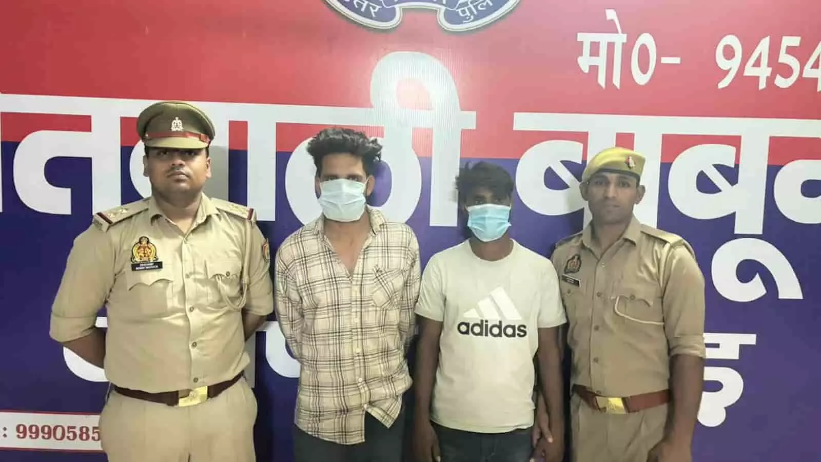 तस्वीर में पुलिसकर्मी बाबूगढ़ थाने में दो गिरफ्तार आरोपियों के साथ खड़े हैं तस्वीर में पुलिसकर्मी बाबूगढ़ थाने में दो गिरफ्तार आरोपियों के साथ खड़े हैं