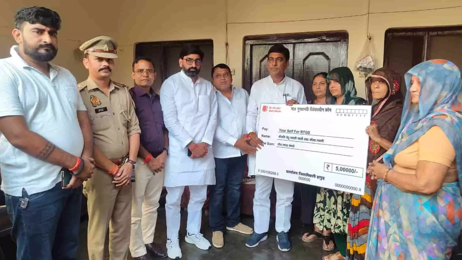 तस्वीर में विधायक हरेंद्र तेवतिया पीड़ित परिवार को आर्थिक सहायता का चेक सौंपते दिख रहे हैं। तस्वीर में विधायक हरेंद्र तेवतिया पीड़ित परिवार को आर्थिक सहायता का चेक सौंपते दिख रहे हैं।