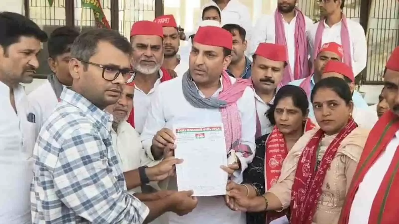 हापुड़ कलेक्ट्रेट में मेरठ खंड स्नातक MLC चुनाव को लेकर ज्ञापन सौंपते सपा कार्यकर्ता. हापुड़ कलेक्ट्रेट में मेरठ खंड स्नातक MLC चुनाव को लेकर ज्ञापन सौंपते सपा कार्यकर्ता.