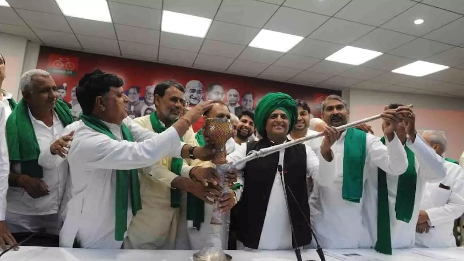 तस्वीर में लखनऊ कार्यालय में अखिलेश यादव को हुक्का भेंट करते हापुड़ के किसान. तस्वीर में लखनऊ कार्यालय में अखिलेश यादव को हुक्का भेंट करते हापुड़ के किसान.