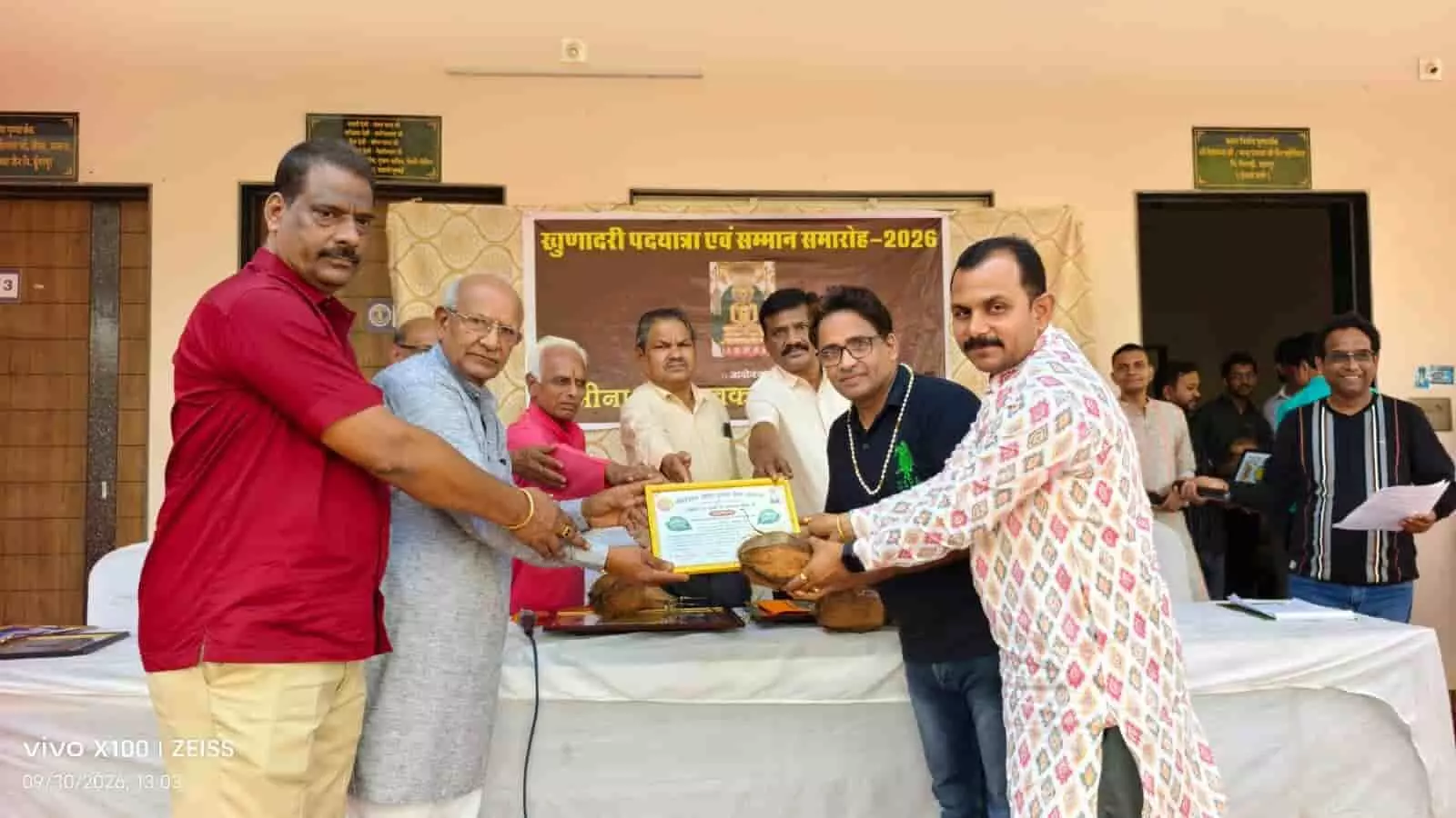 तस्वीर में अतिथिगण खेरवाड़ा से खुणादरी पदयात्रा के दौरान तपस्वी को सम्मान पत्र भेंट कर रहे हैं। तस्वीर में अतिथिगण खेरवाड़ा से खुणादरी पदयात्रा के दौरान तपस्वी को सम्मान पत्र भेंट कर रहे हैं।