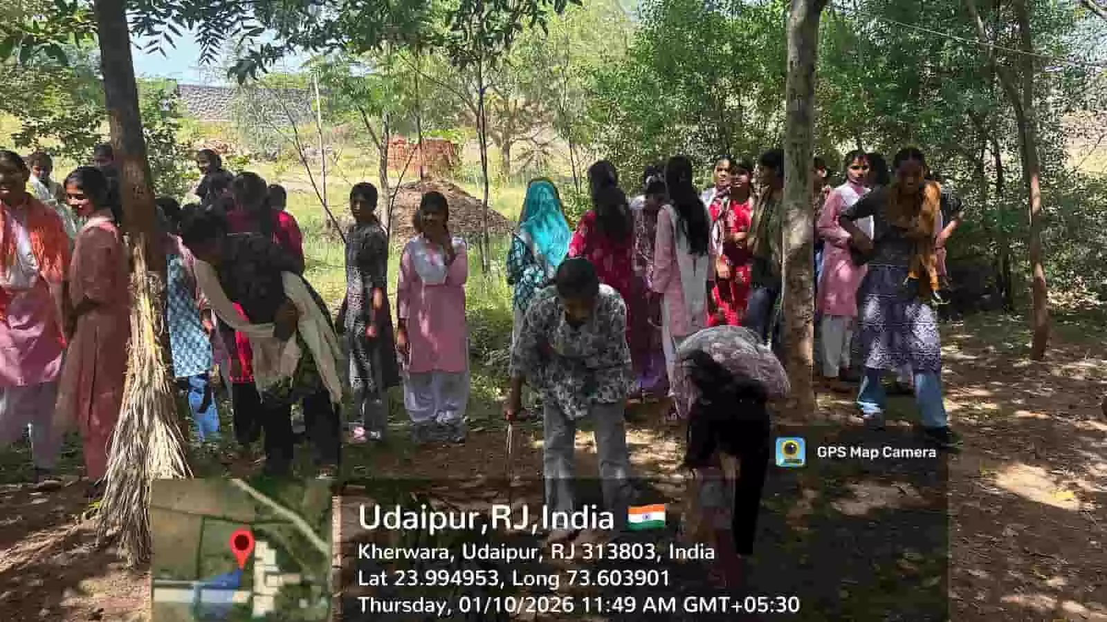 तस्वीर में महाविद्यालय परिसर में सफाई कार्य करती हुई एनएसएस स्वयंसेविकाएं नजर आ रही हैं। तस्वीर में महाविद्यालय परिसर में सफाई कार्य करती हुई एनएसएस स्वयंसेविकाएं नजर आ रही हैं।