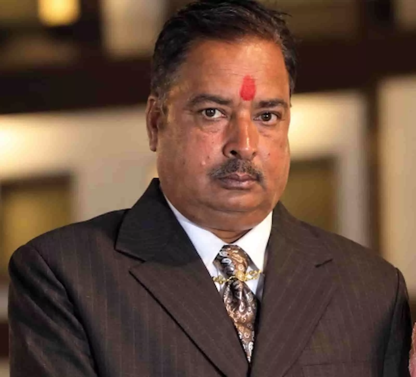 तस्वीर में सूट और टाई पहने विजय प्रकाश बडाला नजर आ रहे हैं. तस्वीर में सूट और टाई पहने विजय प्रकाश बडाला नजर आ रहे हैं.