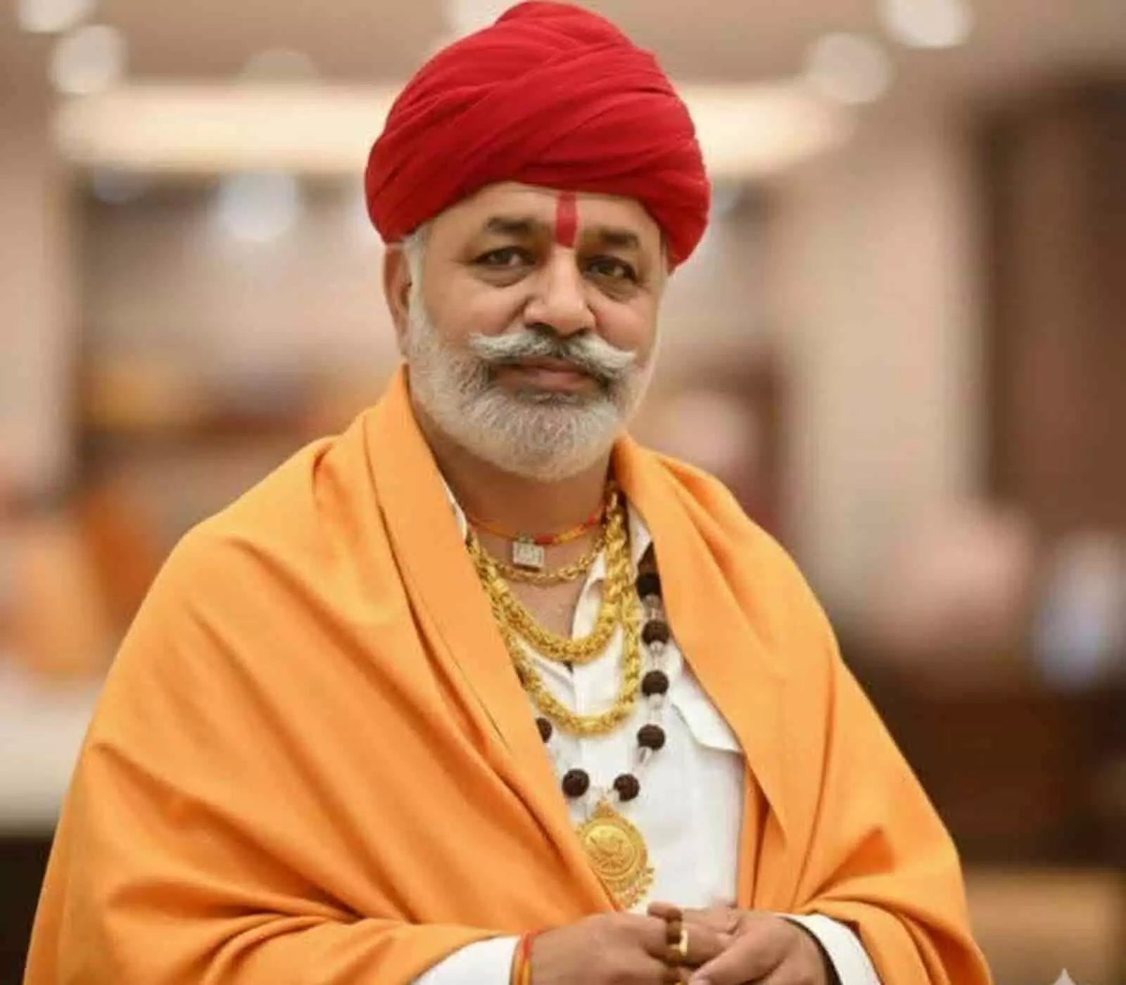 तस्वीर में दिख रहे राव कान सिंह परिहार लाल साफा और गले में माला पहने हुए हैं। तस्वीर में दिख रहे राव कान सिंह परिहार लाल साफा और गले में माला पहने हुए हैं।