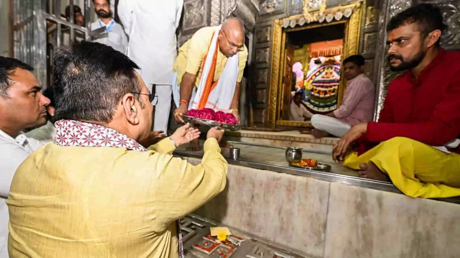 खाटूश्यामजी मंदिर के गर्भगृह में पूजा करते राजस्थान के मुख्यमंत्री भजनलाल शर्मा और साथ बैठे लोग। खाटूश्यामजी मंदिर के गर्भगृह में पूजा करते राजस्थान के मुख्यमंत्री भजनलाल शर्मा और साथ बैठे लोग।