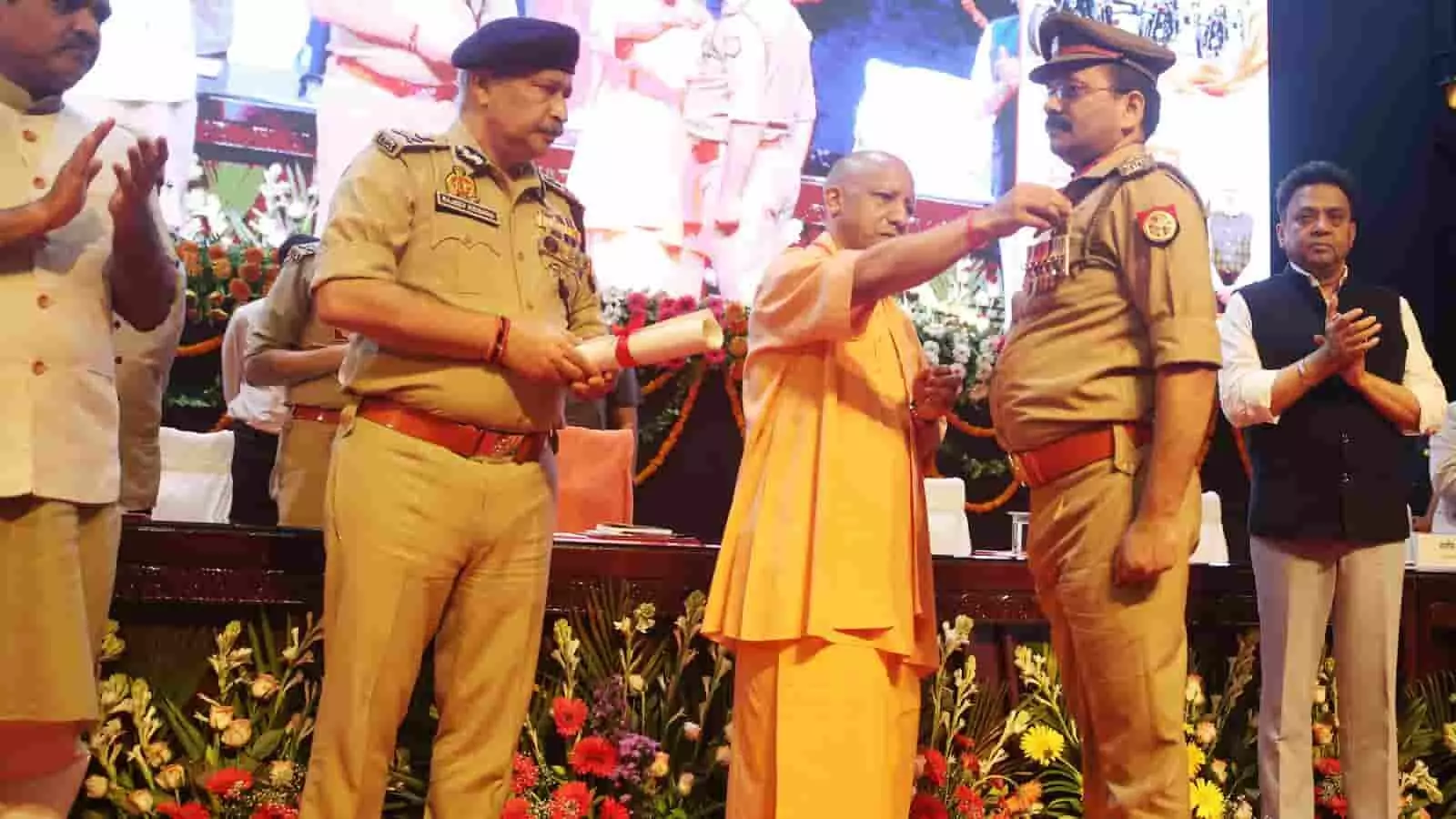 तस्वीर में मुख्यमंत्री योगी आदित्यनाथ लखनऊ में एक पुलिसकर्मी को पदक प्रदान कर रहे हैं। तस्वीर में मुख्यमंत्री योगी आदित्यनाथ लखनऊ में एक पुलिसकर्मी को पदक प्रदान कर रहे हैं।