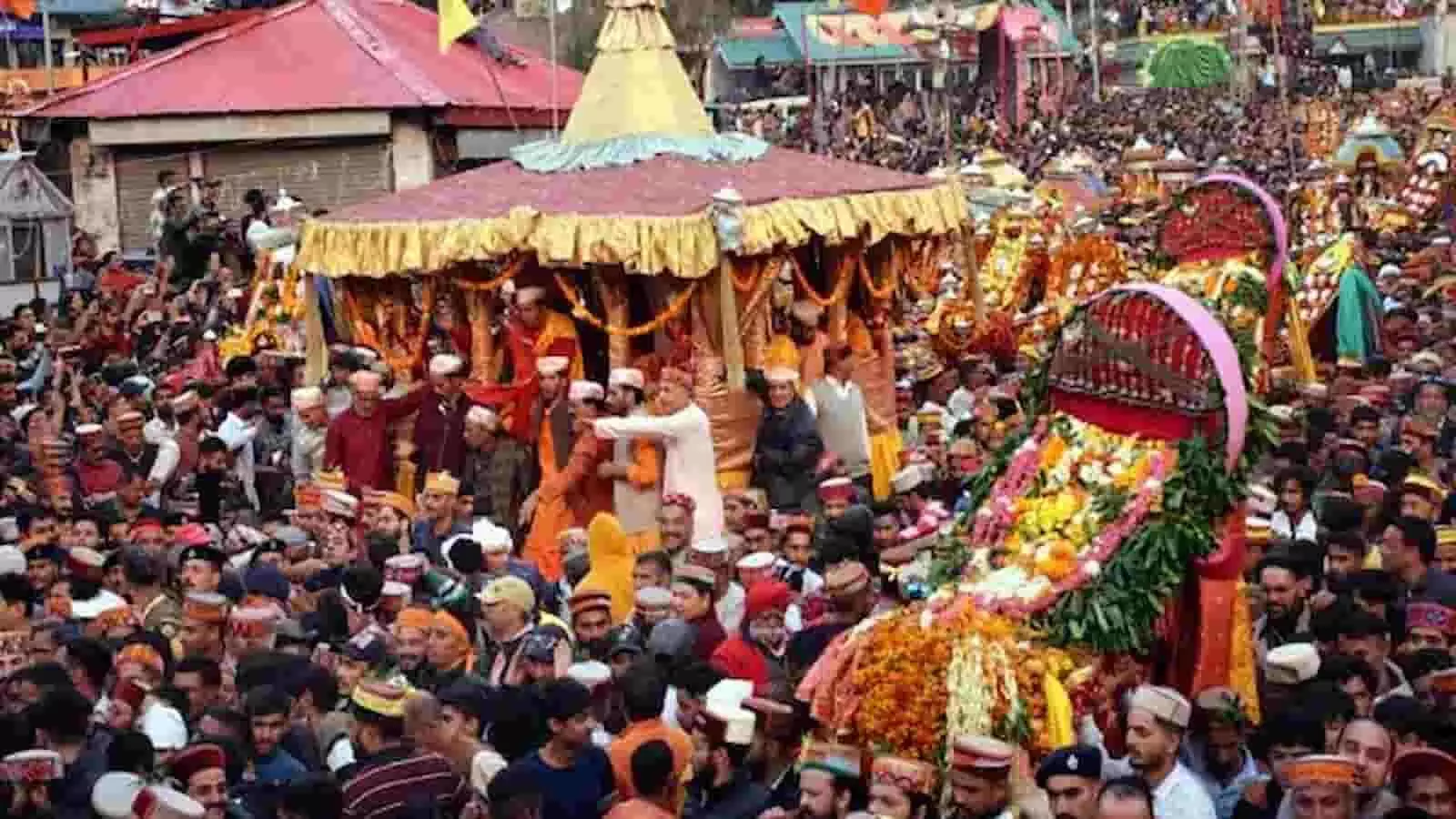 कुल्लू में पारंपरिक टोपी पहने श्रद्धालु और लोग उत्सव के दौरान भगवान के सजाए गए रथ को ले जाते हुए नजर आ रहे हैं। कुल्लू में पारंपरिक टोपी पहने श्रद्धालु और लोग उत्सव के दौरान भगवान के सजाए गए रथ को ले जाते हुए नजर आ रहे हैं।