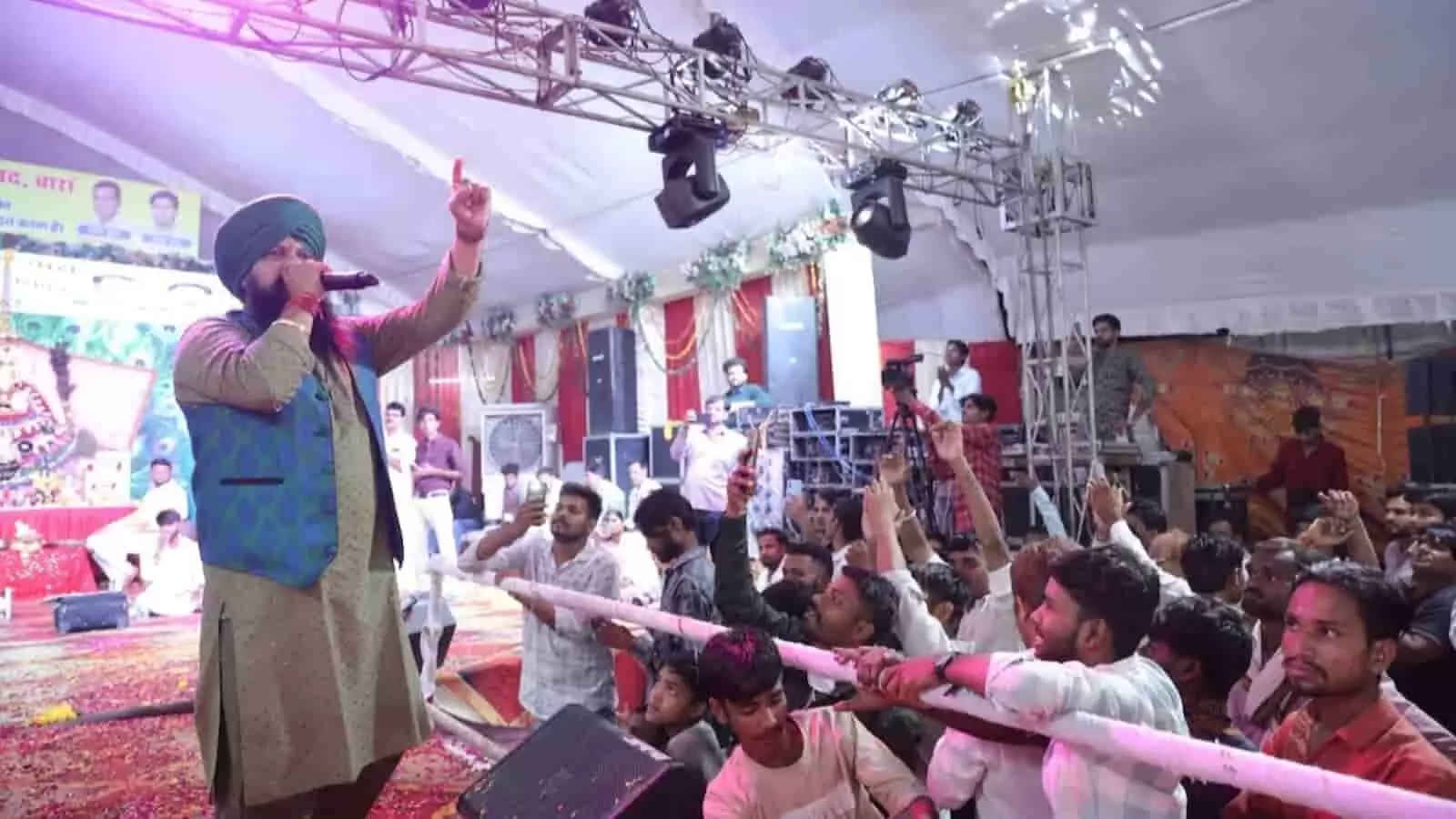 तस्वीर में दिख रही भजन संध्या के दौरान मंच पर गायक माइक पकड़कर प्रस्तुति दे रहे हैं। तस्वीर में दिख रही भजन संध्या के दौरान मंच पर गायक माइक पकड़कर प्रस्तुति दे रहे हैं।