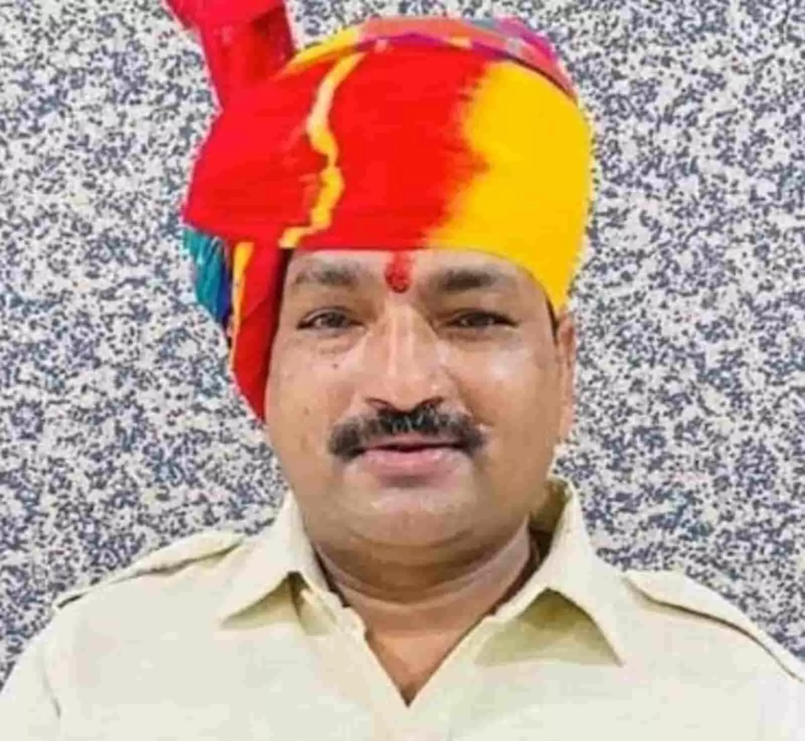 तस्वीर में पूर्व विधायक पानाचन्द मेघवाल पारंपरिक साफा पहने हुए दिखाई दे रहे हैं। तस्वीर में पूर्व विधायक पानाचन्द मेघवाल पारंपरिक साफा पहने हुए दिखाई दे रहे हैं।