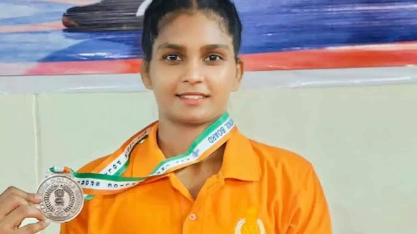 तस्वीर में महिला पहलवान मनीषा माली हाथ में पदक लिए हुए दिखाई दे रही हैं। तस्वीर में महिला पहलवान मनीषा माली हाथ में पदक लिए हुए दिखाई दे रही हैं।