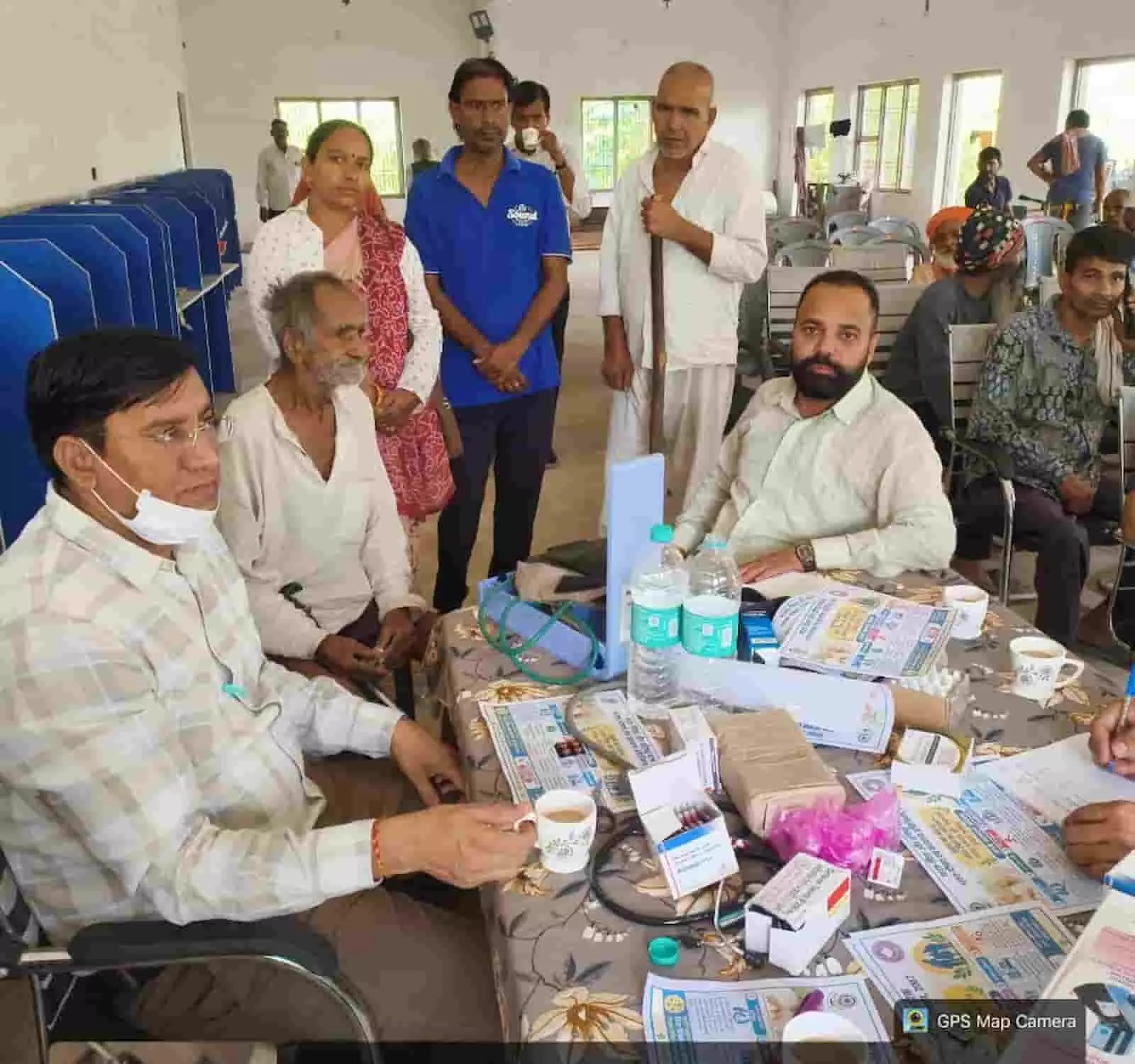 तस्वीर में टेबल के पास बैठे डॉक्टर और आसपास मौजूद बुजुर्ग स्वास्थ्य जांच शिविर में भाग ले रहे हैं। तस्वीर में टेबल के पास बैठे डॉक्टर और आसपास मौजूद बुजुर्ग स्वास्थ्य जांच शिविर में भाग ले रहे हैं।