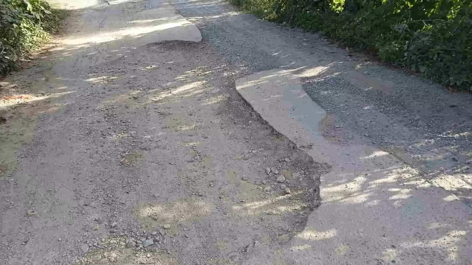 तस्वीर में बरौठी गांव की टूटी हुई सड़क और गड्ढे दिखाई दे रहे हैं। तस्वीर में बरौठी गांव की टूटी हुई सड़क और गड्ढे दिखाई दे रहे हैं।