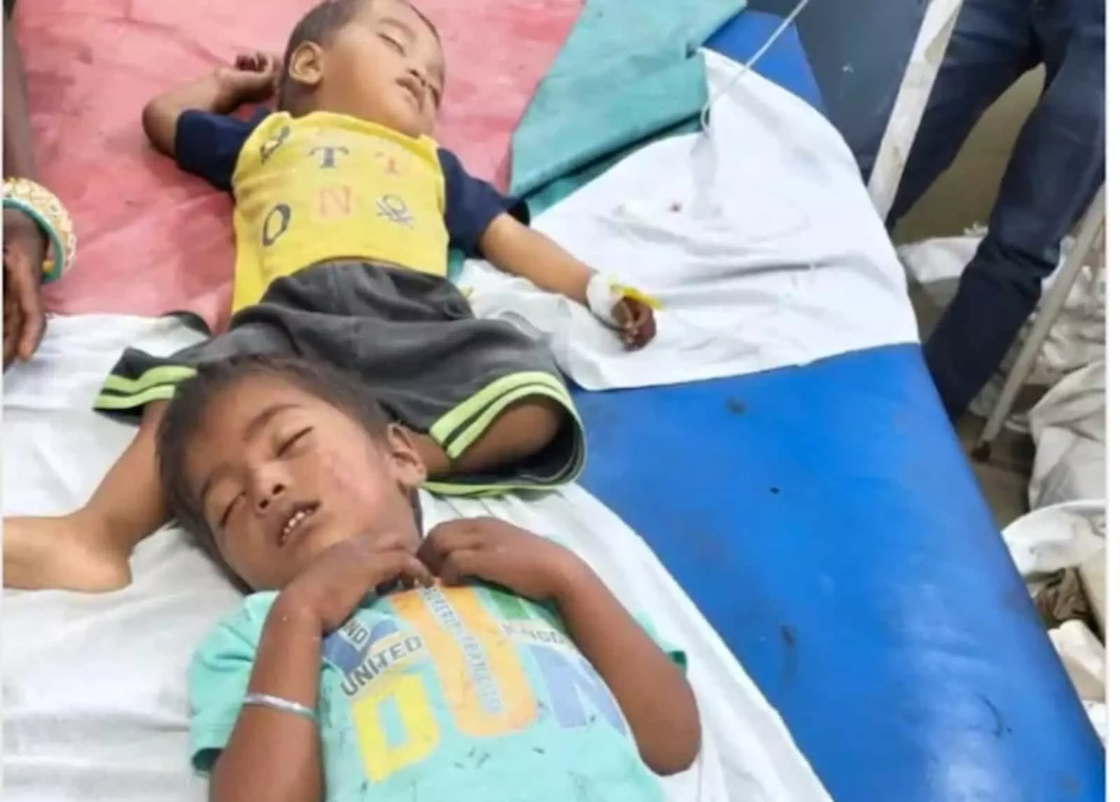 तस्वीर में जैतारण अस्पताल के बेड पर उपचार के लिए लेटे दो घायल बच्चे दिखाई दे रहे हैं। तस्वीर में जैतारण अस्पताल के बेड पर उपचार के लिए लेटे दो घायल बच्चे दिखाई दे रहे हैं।