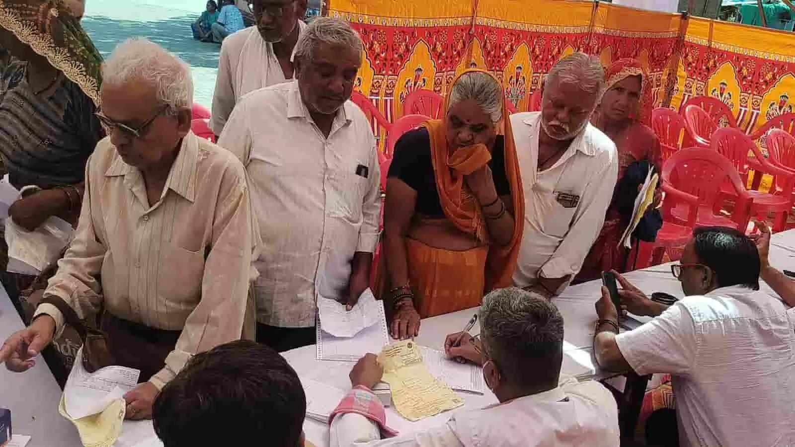 तस्वीर में स्वास्थ्य शिविर के दौरान काउंटर पर खड़े बुजुर्ग नागरिक पंजीकरण करवाते दिख रहे हैं। तस्वीर में स्वास्थ्य शिविर के दौरान काउंटर पर खड़े बुजुर्ग नागरिक पंजीकरण करवाते दिख रहे हैं।