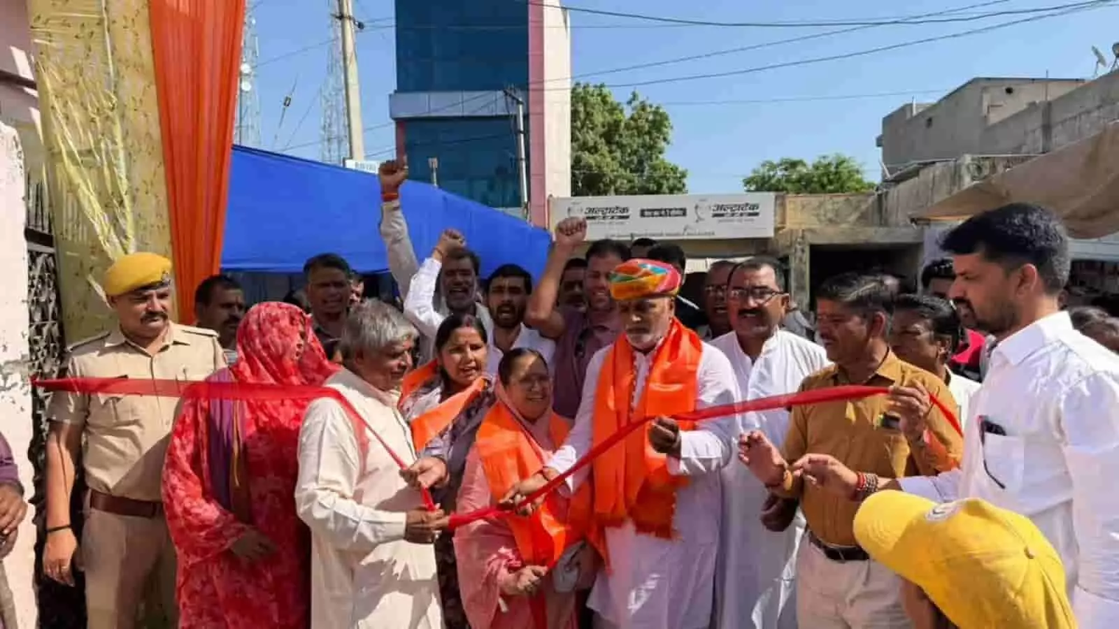 तस्वीर में रायपुर ग्राम पंचायत में मेले के उद्घाटन समारोह के दौरान खड़े लोग दिखाई दे रहे हैं। तस्वीर में रायपुर ग्राम पंचायत में मेले के उद्घाटन समारोह के दौरान खड़े लोग दिखाई दे रहे हैं।