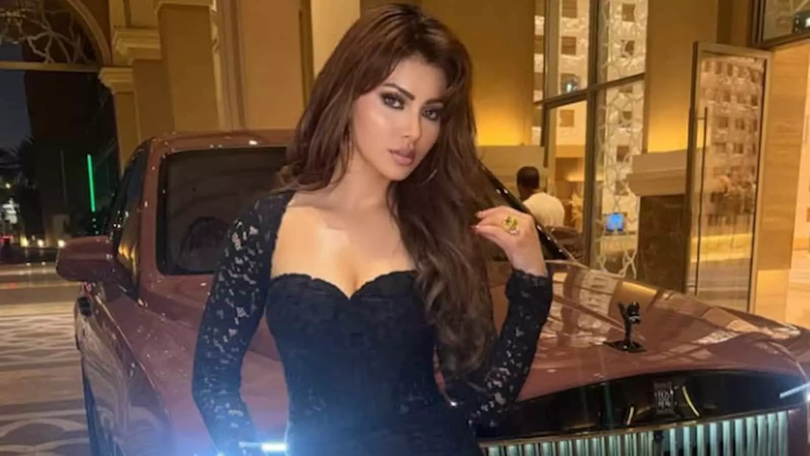 तस्वीर में अभिनेत्री उर्वशी रौतेला काले कपड़ों में कार के सामने खड़ी दिखाई दे रही हैं। तस्वीर में अभिनेत्री उर्वशी रौतेला काले कपड़ों में कार के सामने खड़ी दिखाई दे रही हैं।